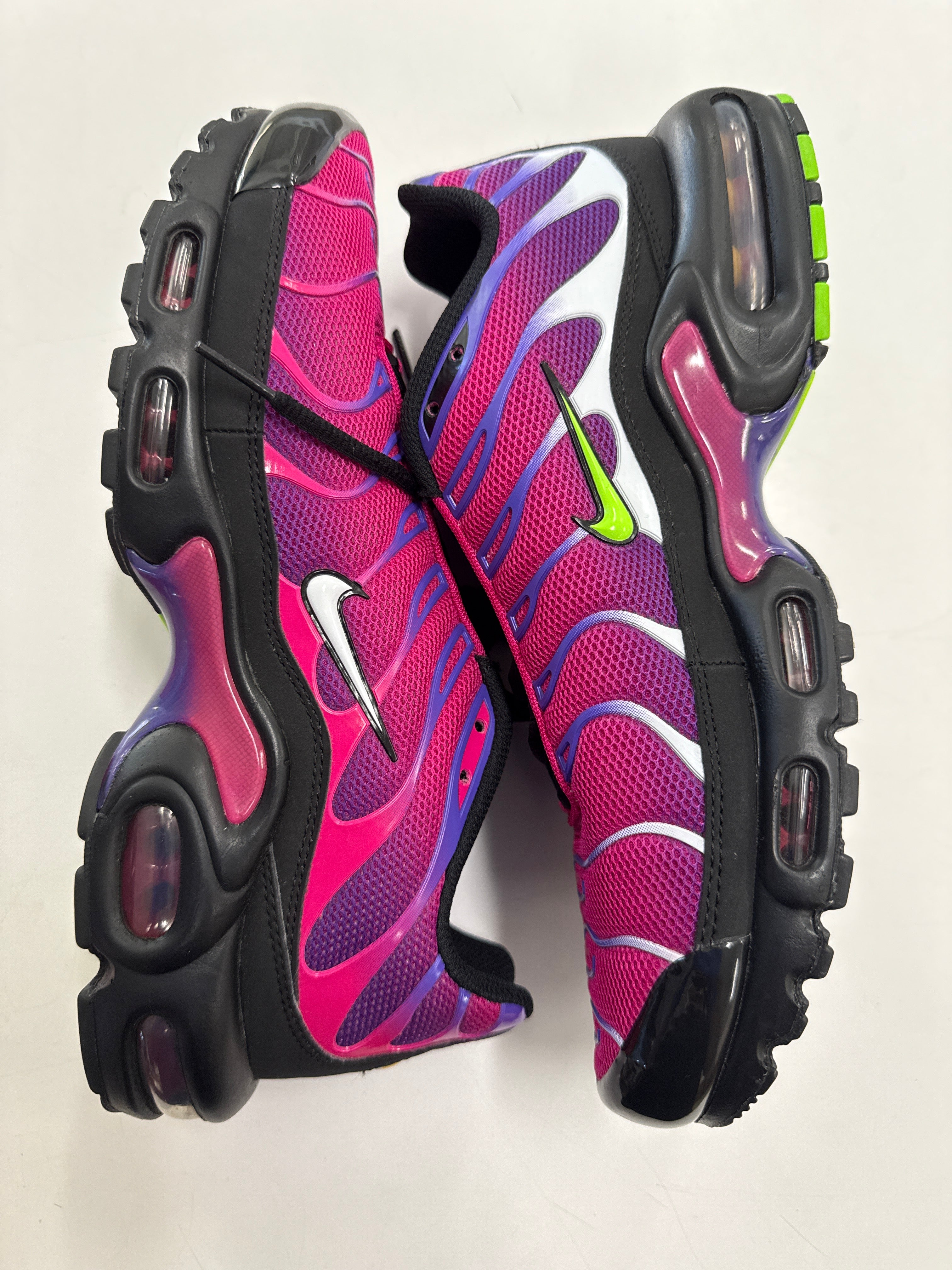 AIR MAX PLUS REBELLIOUS AIR FIREBERRY - SIZE 9 (WORN) – Sole Supremacy