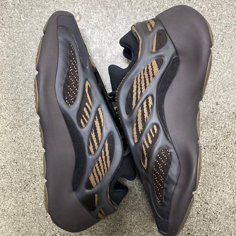 YEEZY 700 V3 CLAY BROWN SIZE 9.5 (WORN)