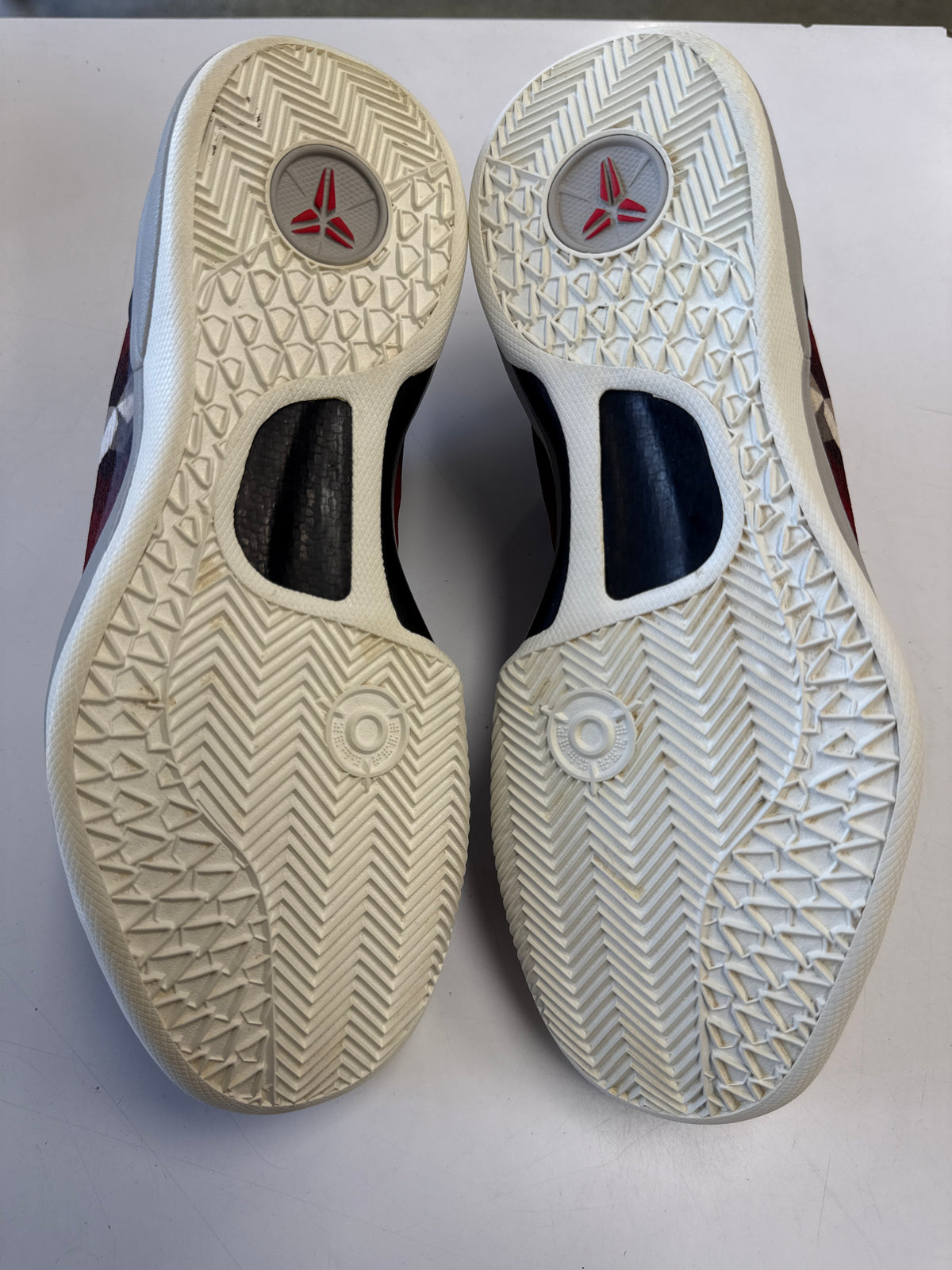 KOBE 8 SYSTEM MILK SNAKE - SIZE 9 (WORN)