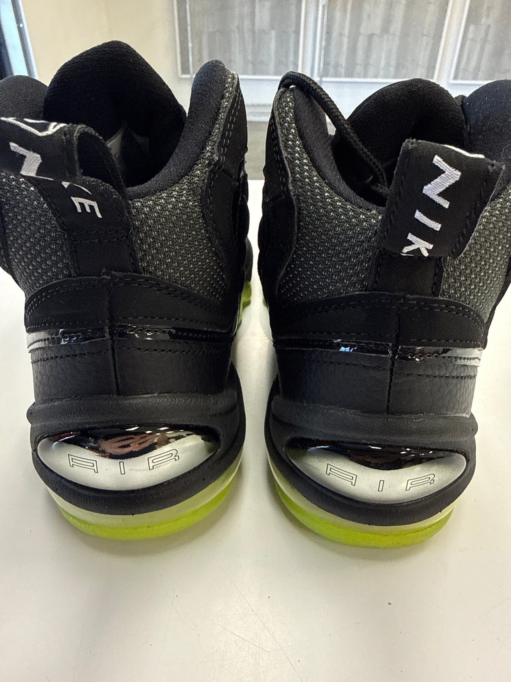 AIR TOTAL MAX UPTEMPO BLACK VOLT 2020 - SIZE 8 (WORN)