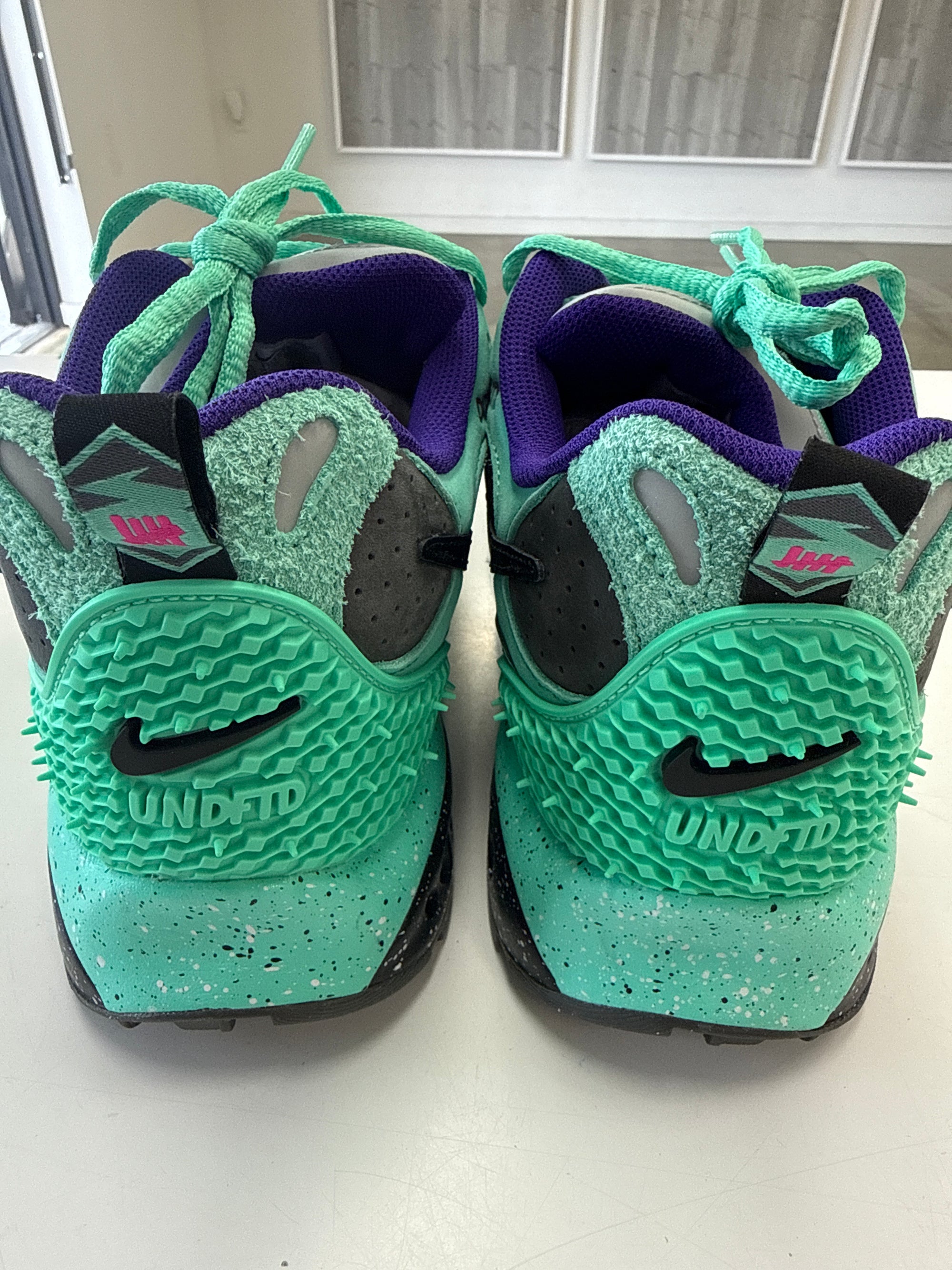 AIR TERRA HUMARA LIGHT MENTA - SIZE 10.5 (WORN) - SUPER CLEAN