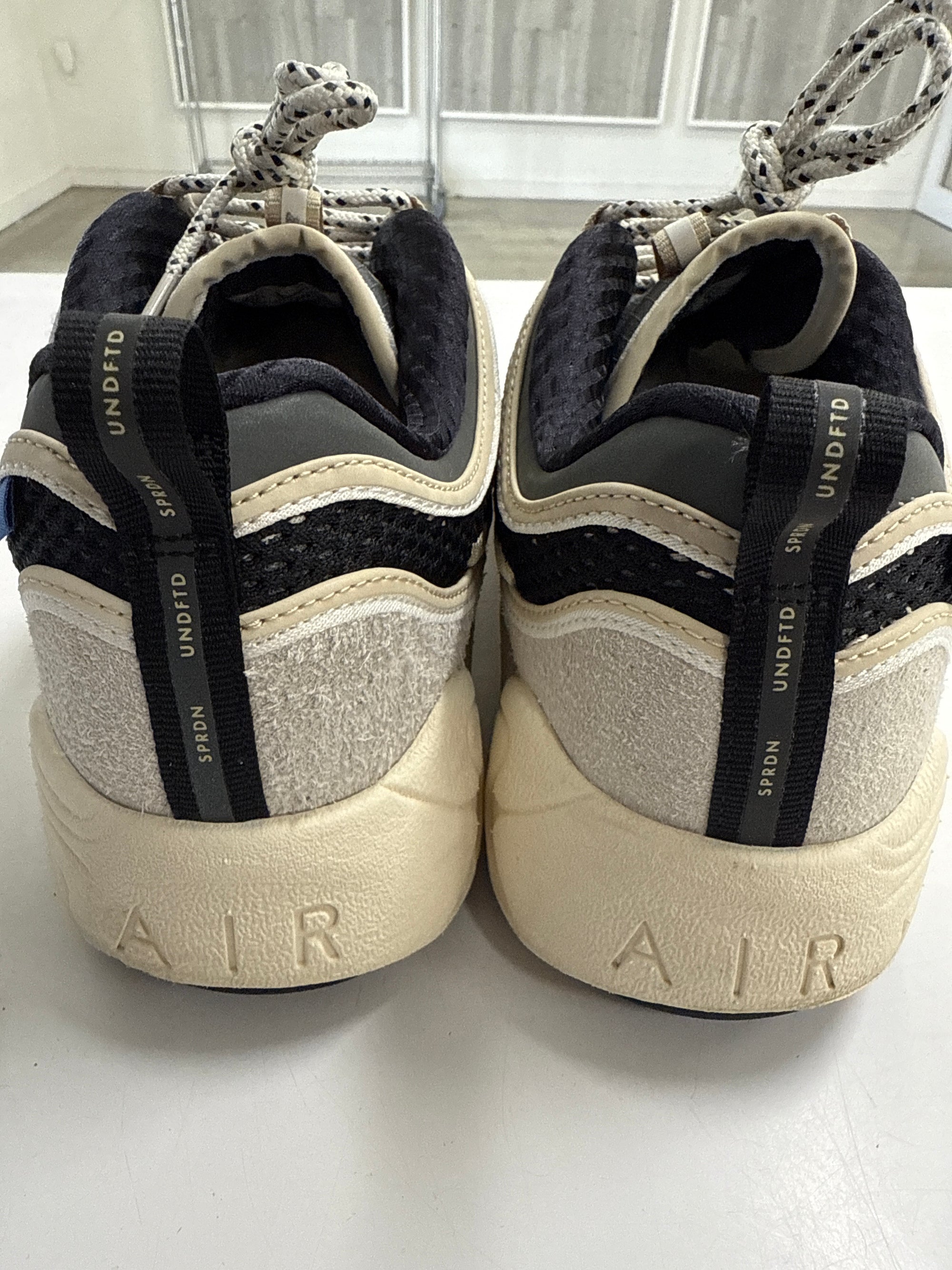 AIR ZOOM SPIRIDON UNDEFEATED PHANTOM - SIZE 9 (WORN)