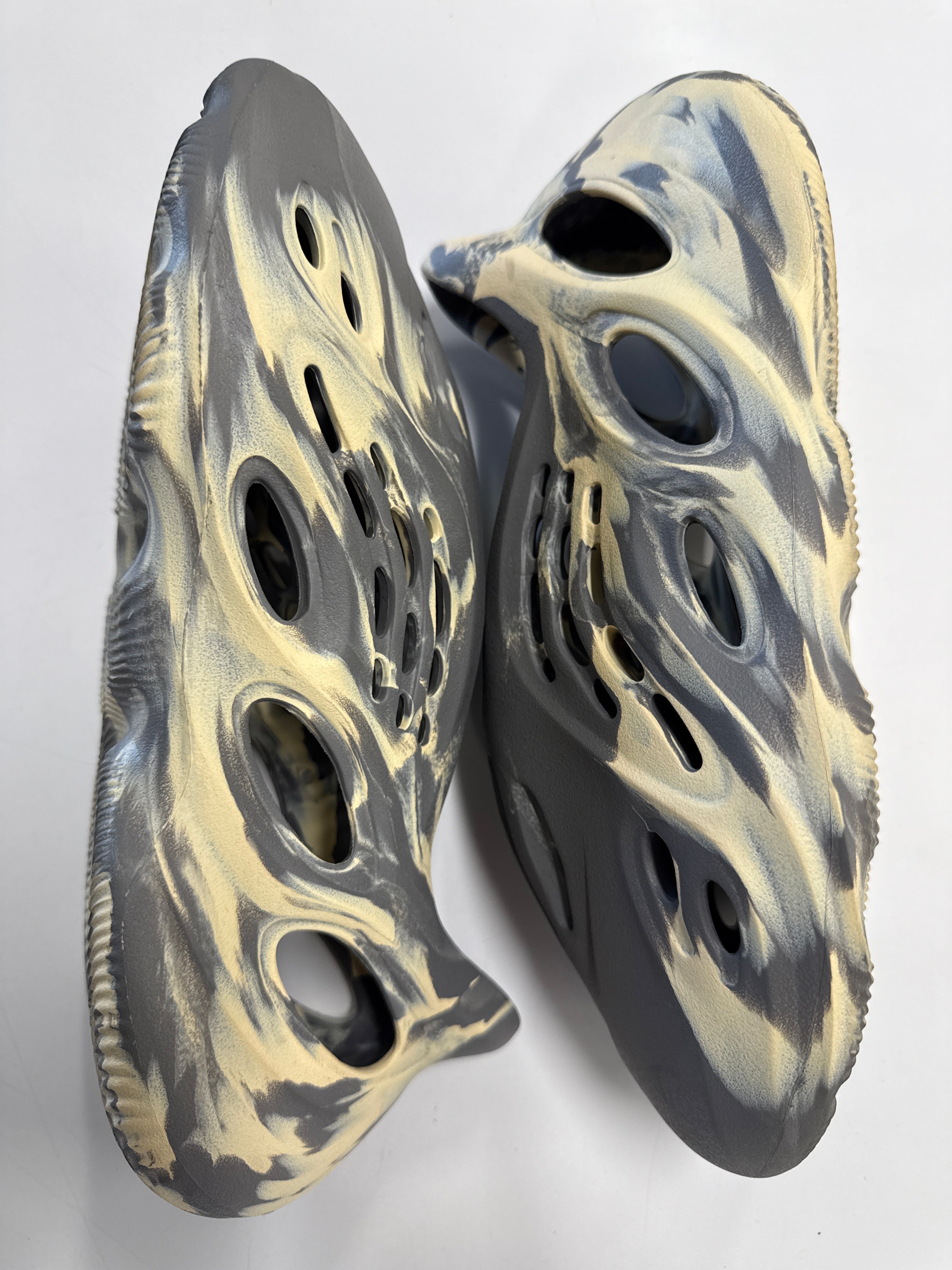 adidas yeezy foam rnnr moon grey