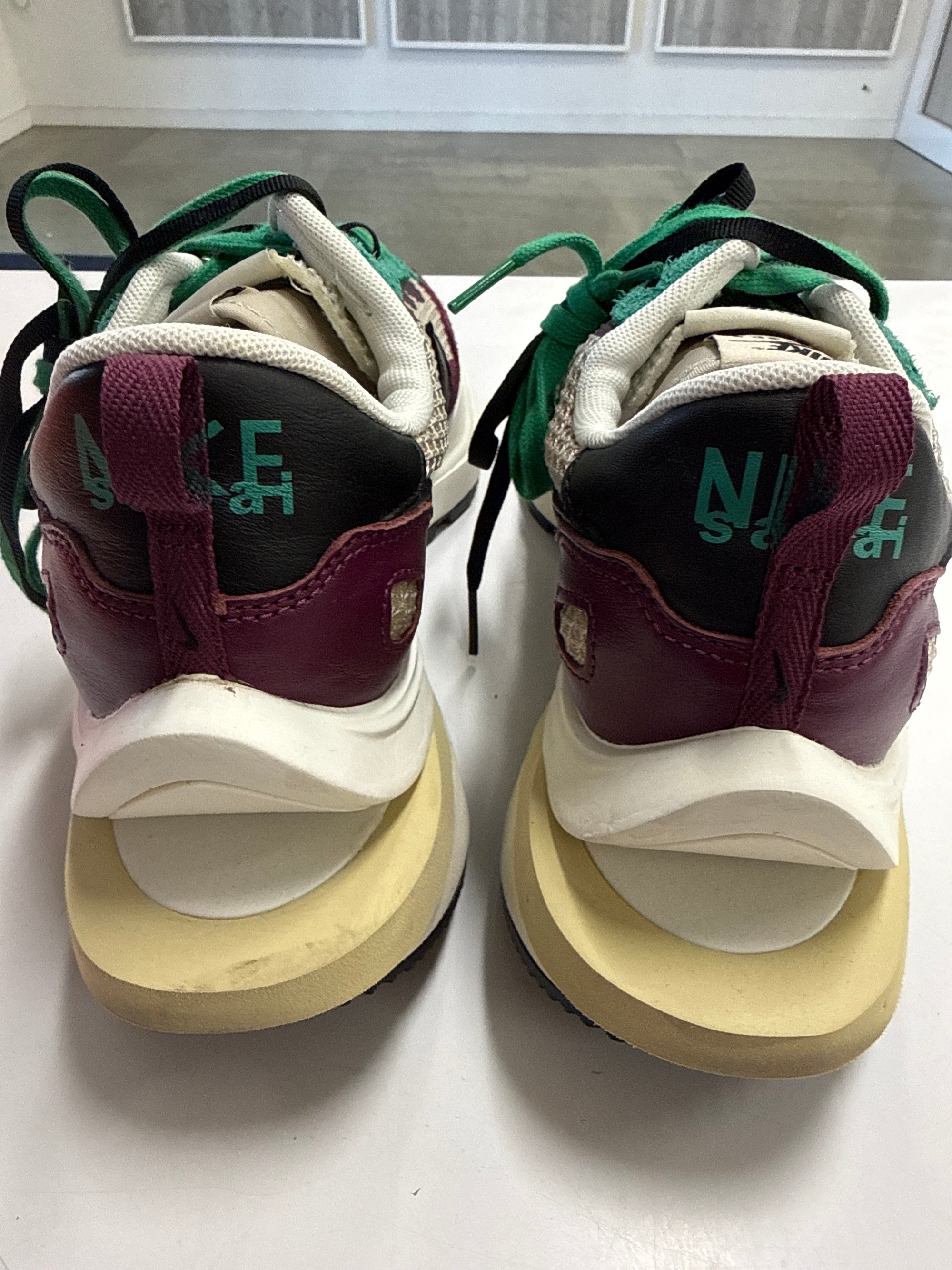 VAPORWAFFLE SACAI VILLAIN RED NEPTUNE GREEN - SIZE 10.5 (WORN)