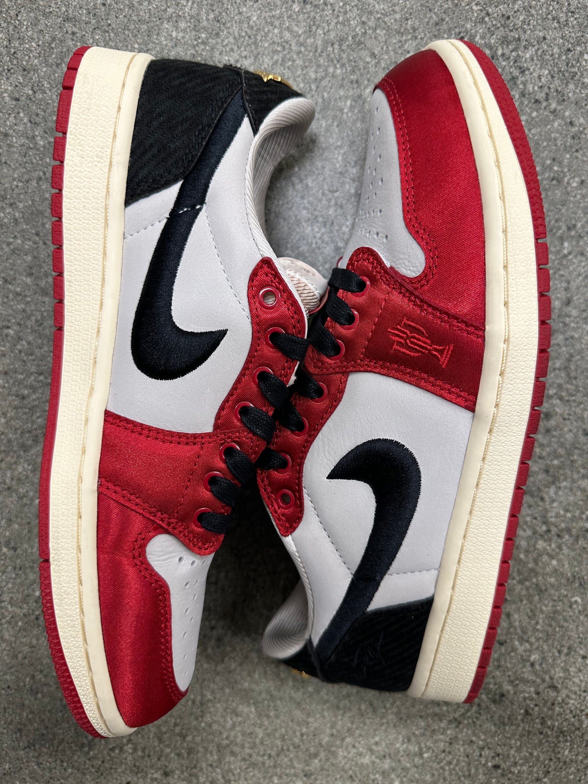 AIR JORDAN 1 LOW TROPHY ROOM - SIZE 8 (WORN)