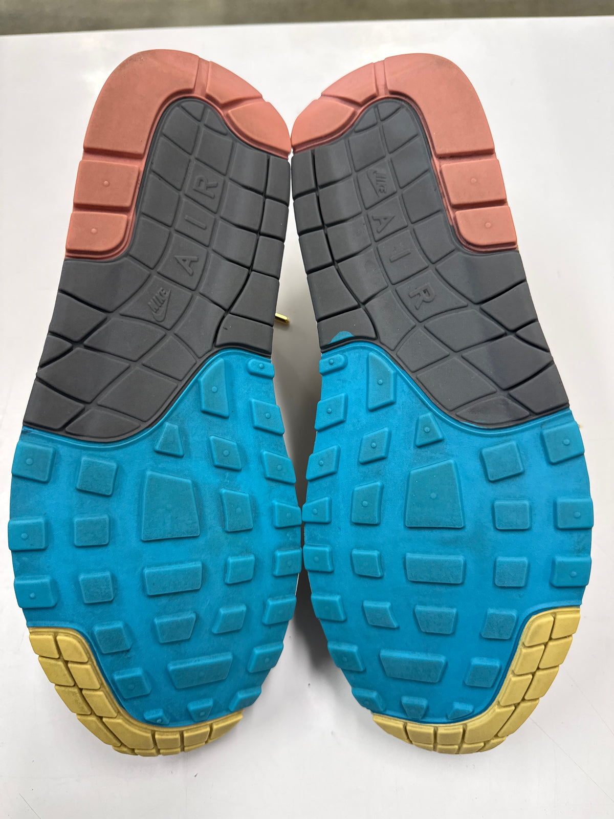 AIR MAX 1/97 SEAN WOTHERSPOON - SIZE 10.5 (WORN)