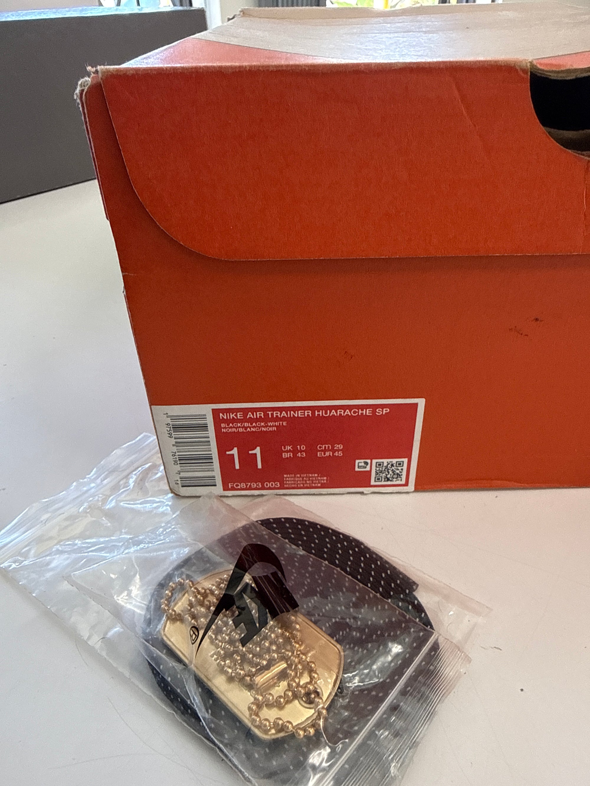 AIR TRAINER HUARACHE BLACK - SIZE 11 (WORN) - SUPER CLEAN