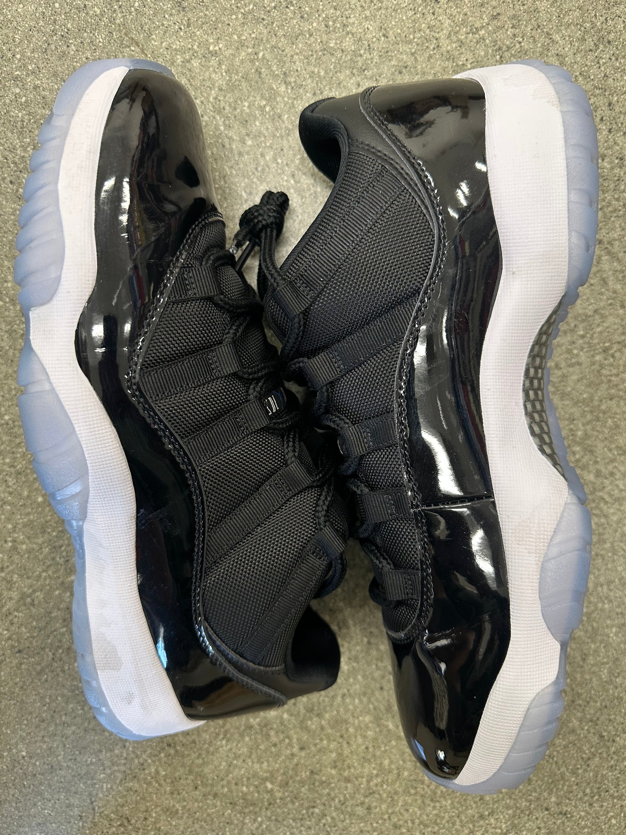 AIR JORDAN 11 LOW SPACE JAM - SIZE 10 (WORN)