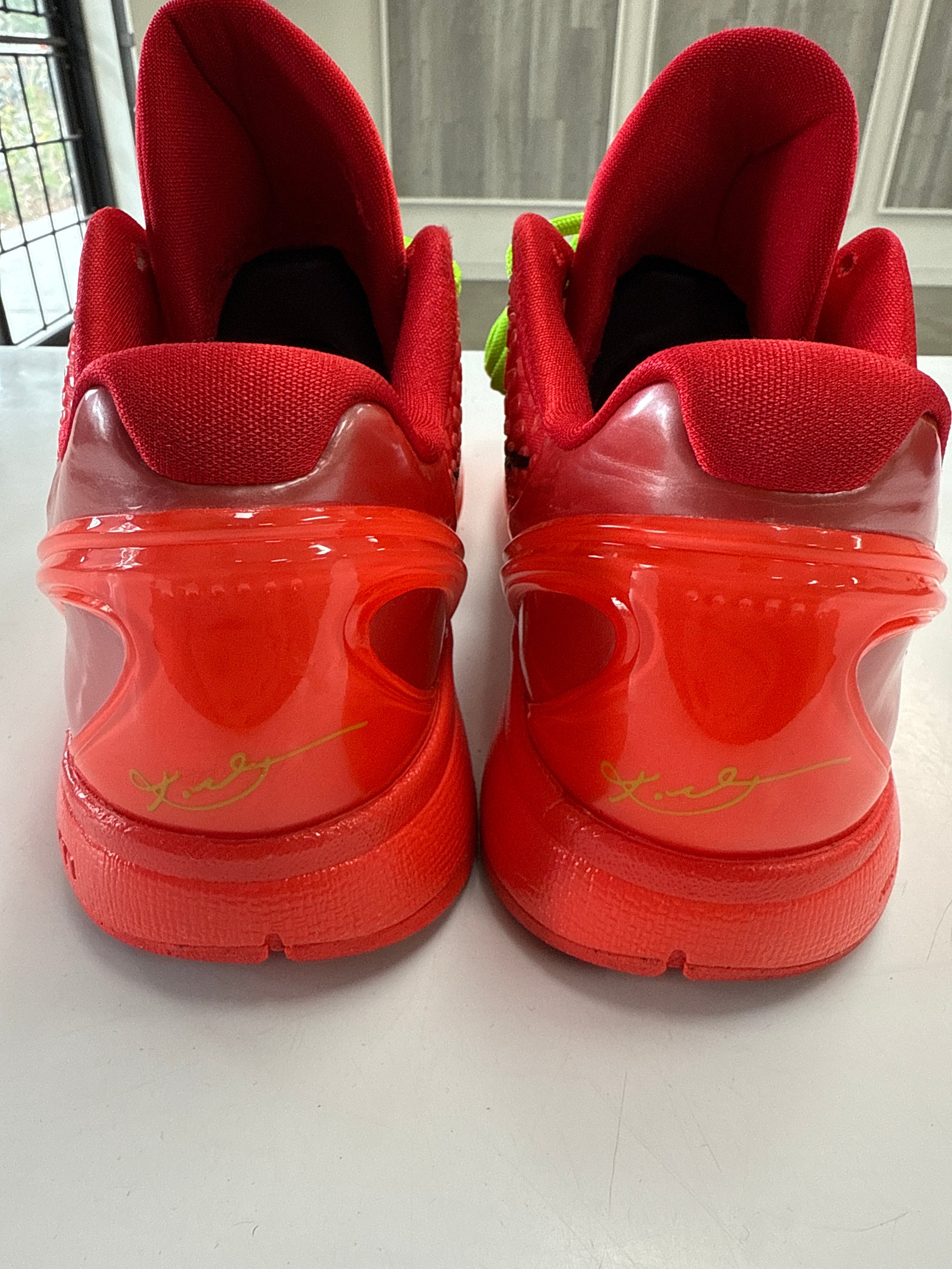 KOBE 6 PROTRO REVERSE GRINCH - SIZE 10.5 (WORN)