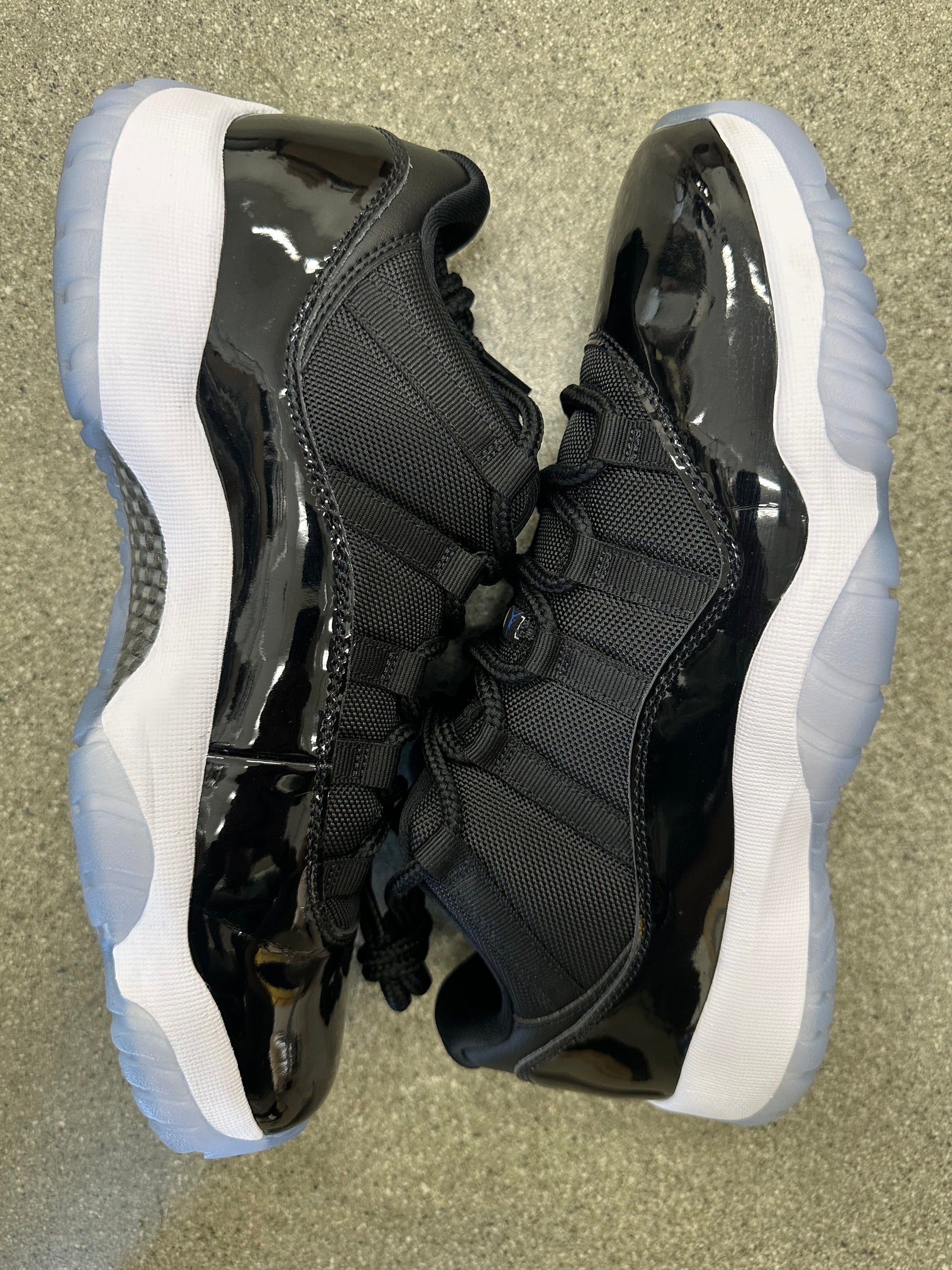AIR JORDAN 11 LOW SPACE JAM - SIZE 10 (WORN)