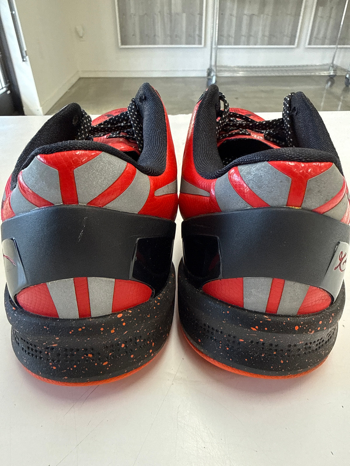 KOBE 8 SYSTEM CHALLENGE RED - SIZE 9 (WORN)