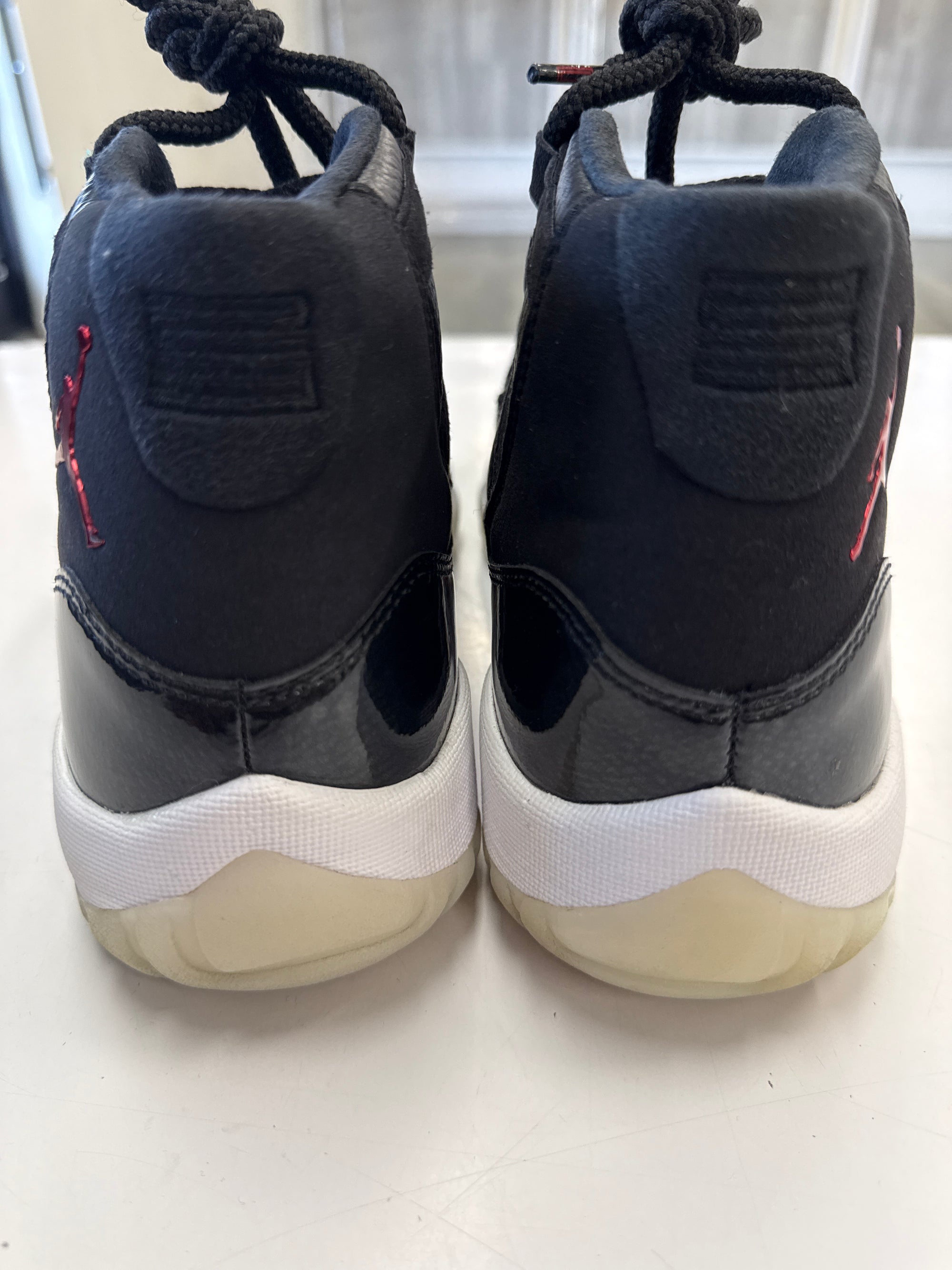 AIR JORDAN 11 LOW 72-10 - SIZE 8.5 (WORN)