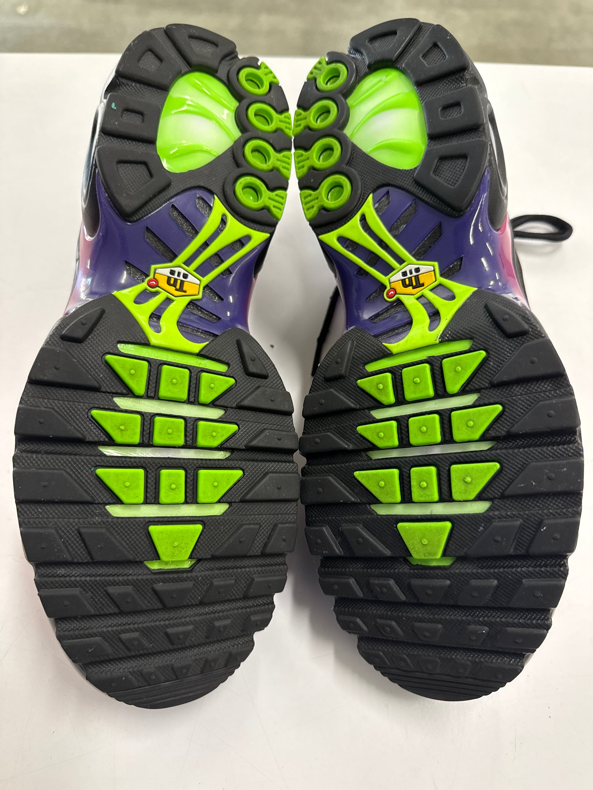 AIR MAX PLUS REBELLIOUS AIR FIREBERRY - SIZE 9 (WORN)