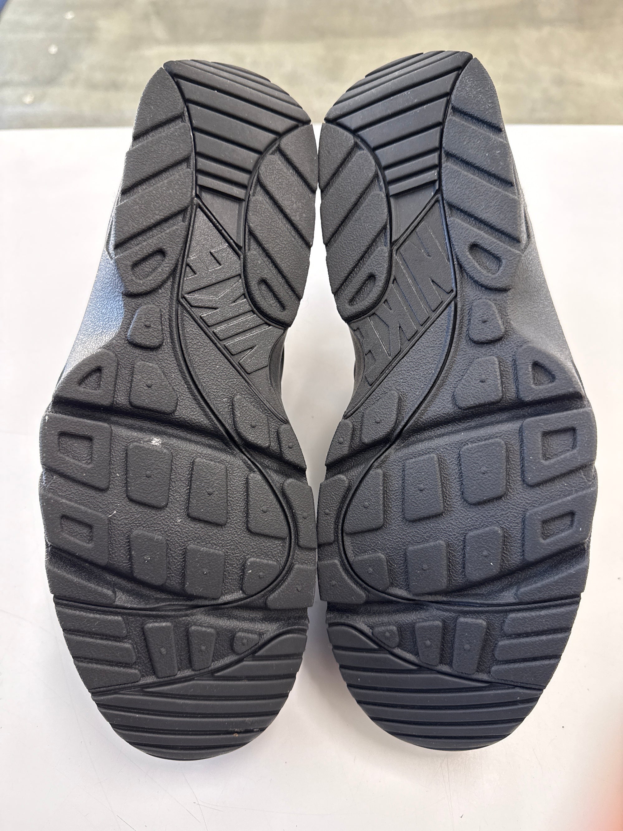 AIR TRAINER HUARACHE BLACK - SIZE 11 (WORN) - SUPER CLEAN