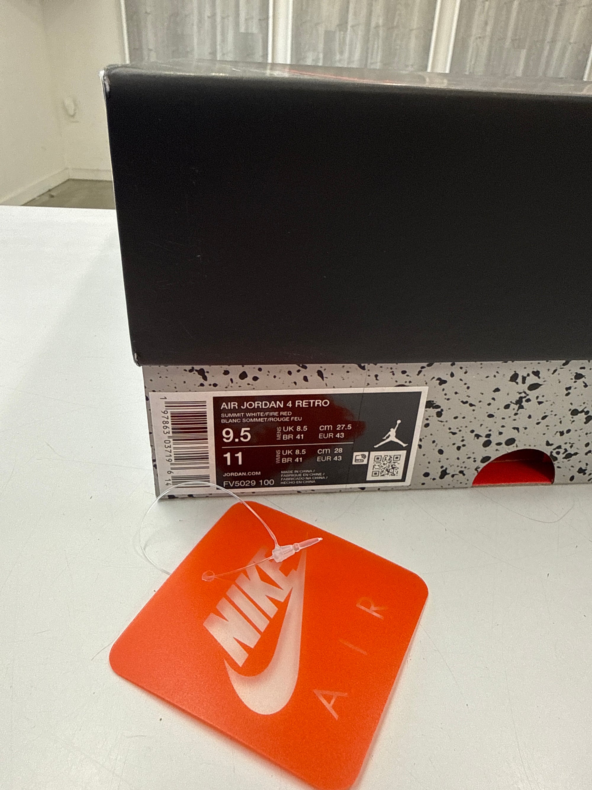 AIR JORDAN 4 WHITE CEMENT 2025 - SIZE 9.5 (WORN)