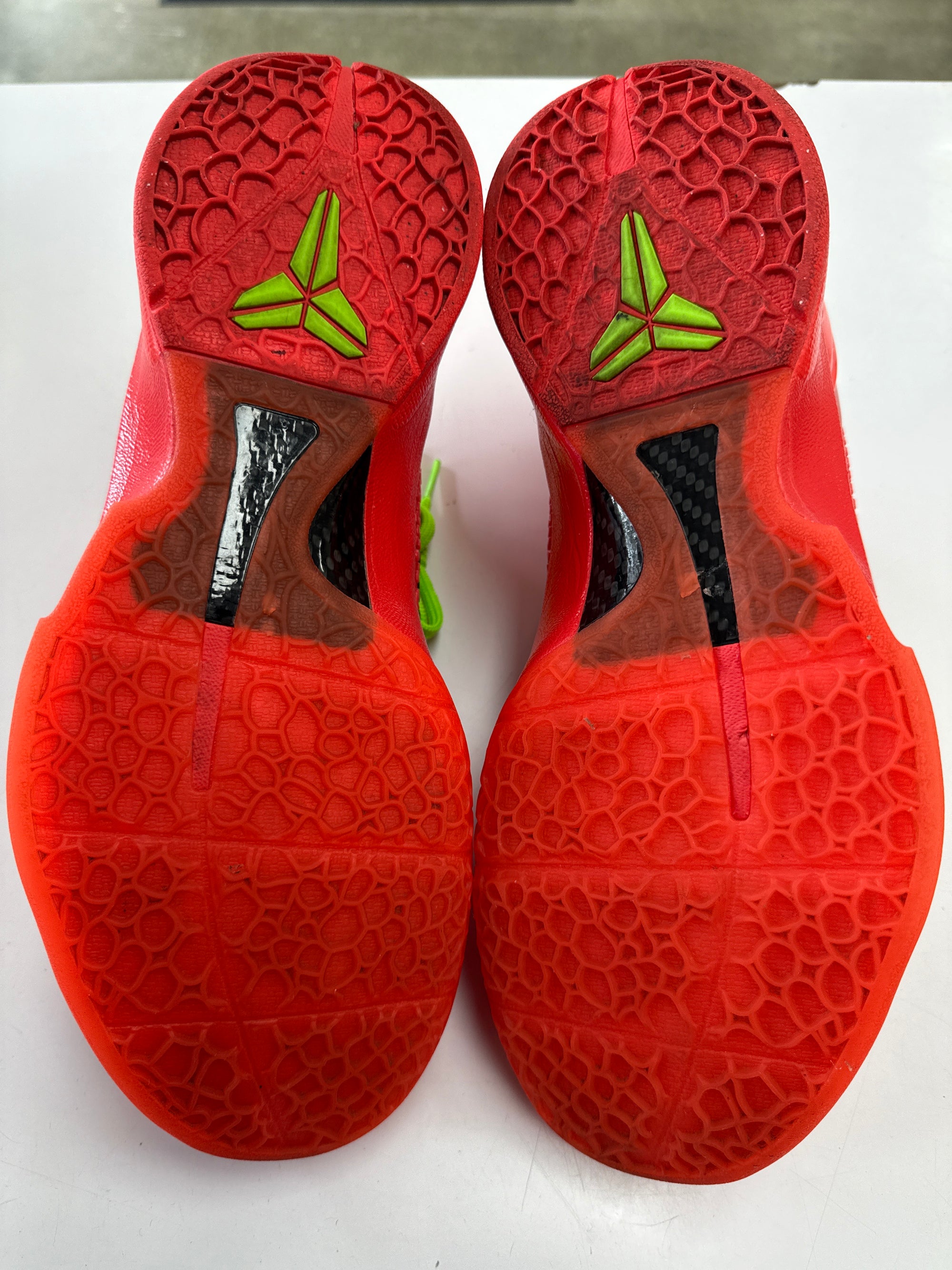 KOBE 6 PROTRO REVERSE GRINCH - SIZE 10.5 (WORN)