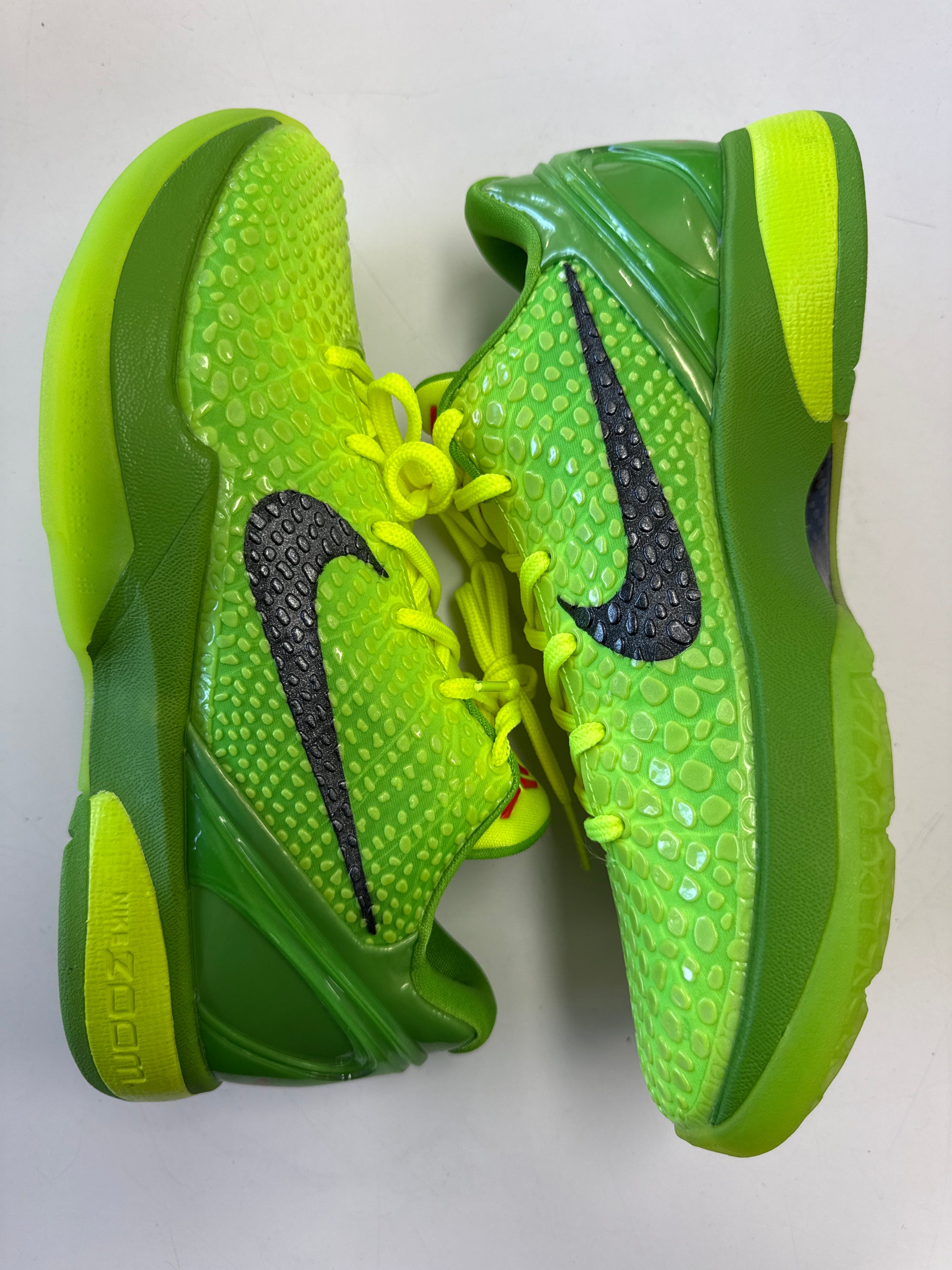 KOBE 6 PROTRO GRINCH 2020 - SIZE 8.5 (WORN) - SUPER CLEAN