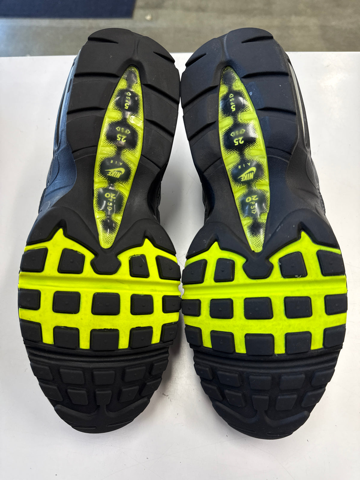 AIR MAX 95 OG NEON 2020 - SIZE 9.5 (WORN)