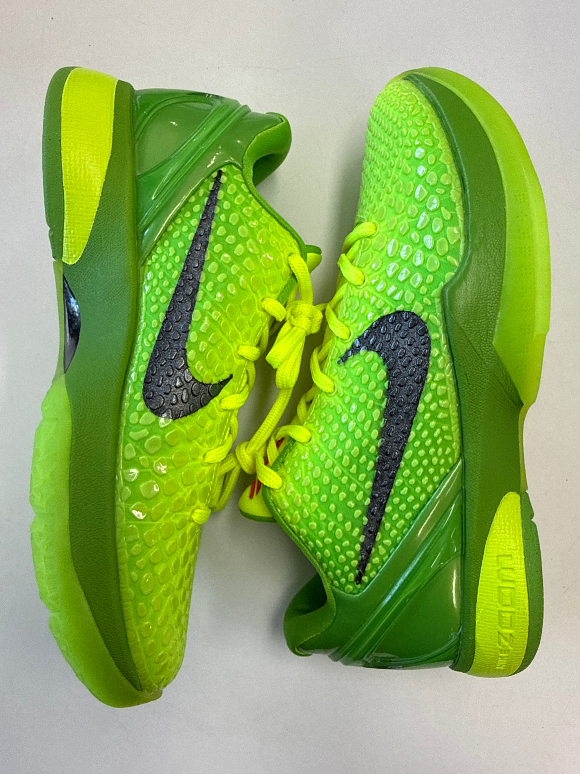 KOBE 6 PROTRO GRINCH 2020 - SIZE 8.5 (WORN) - SUPER CLEAN