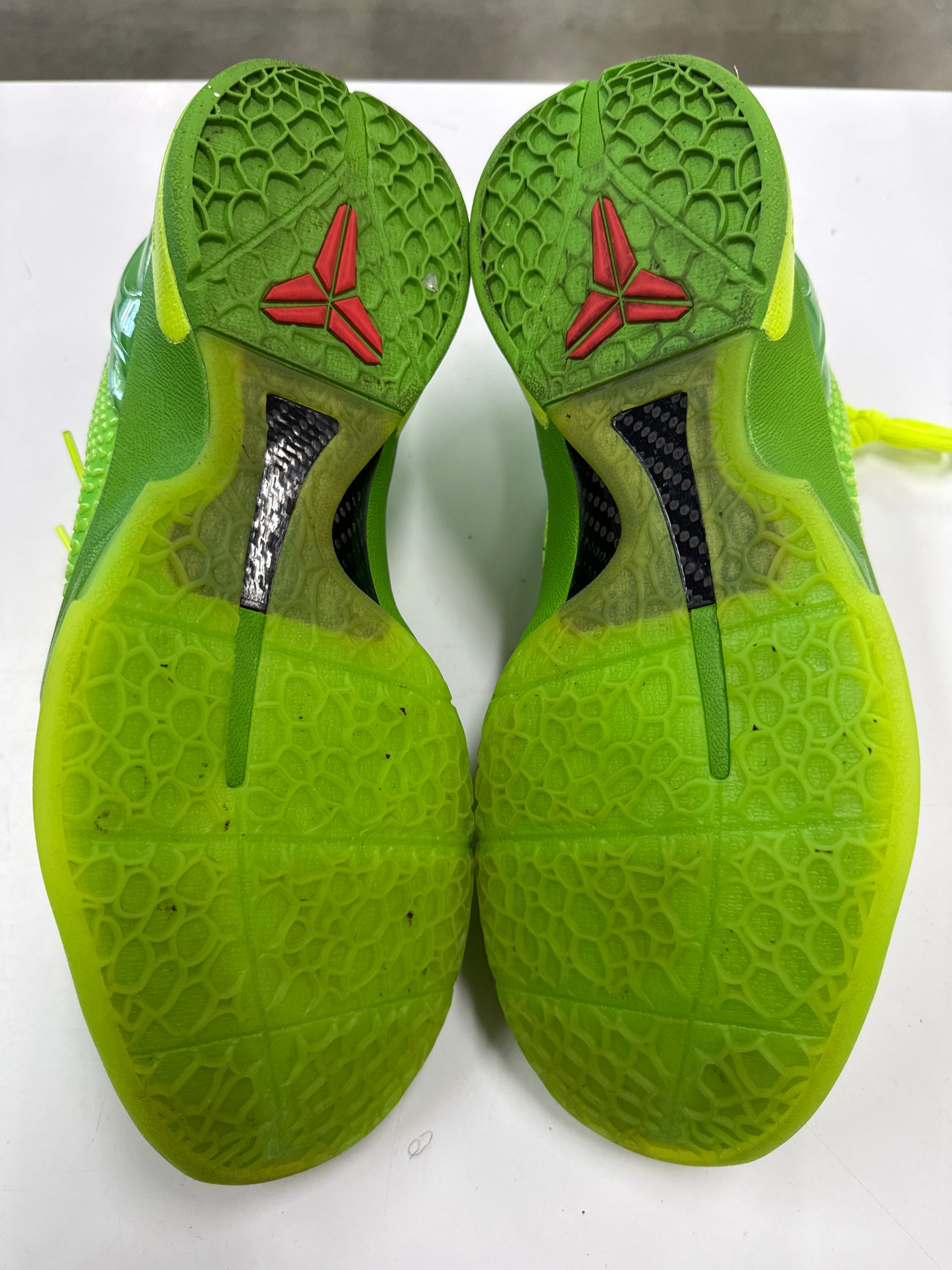 KOBE 6 PROTRO GRINCH - SIZE 10.5 (WORN)