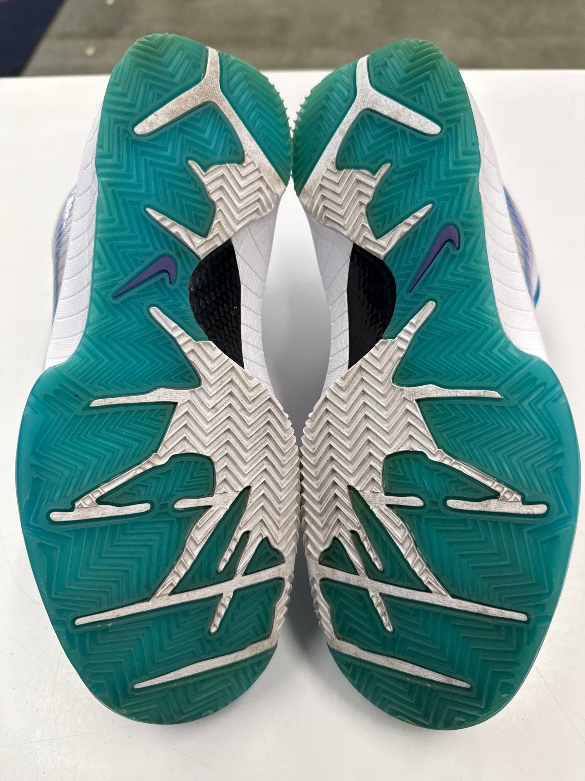 KOBE 4 PROTRO DRAFT DAY HORNETS - SIZE 9.5 (WORN)