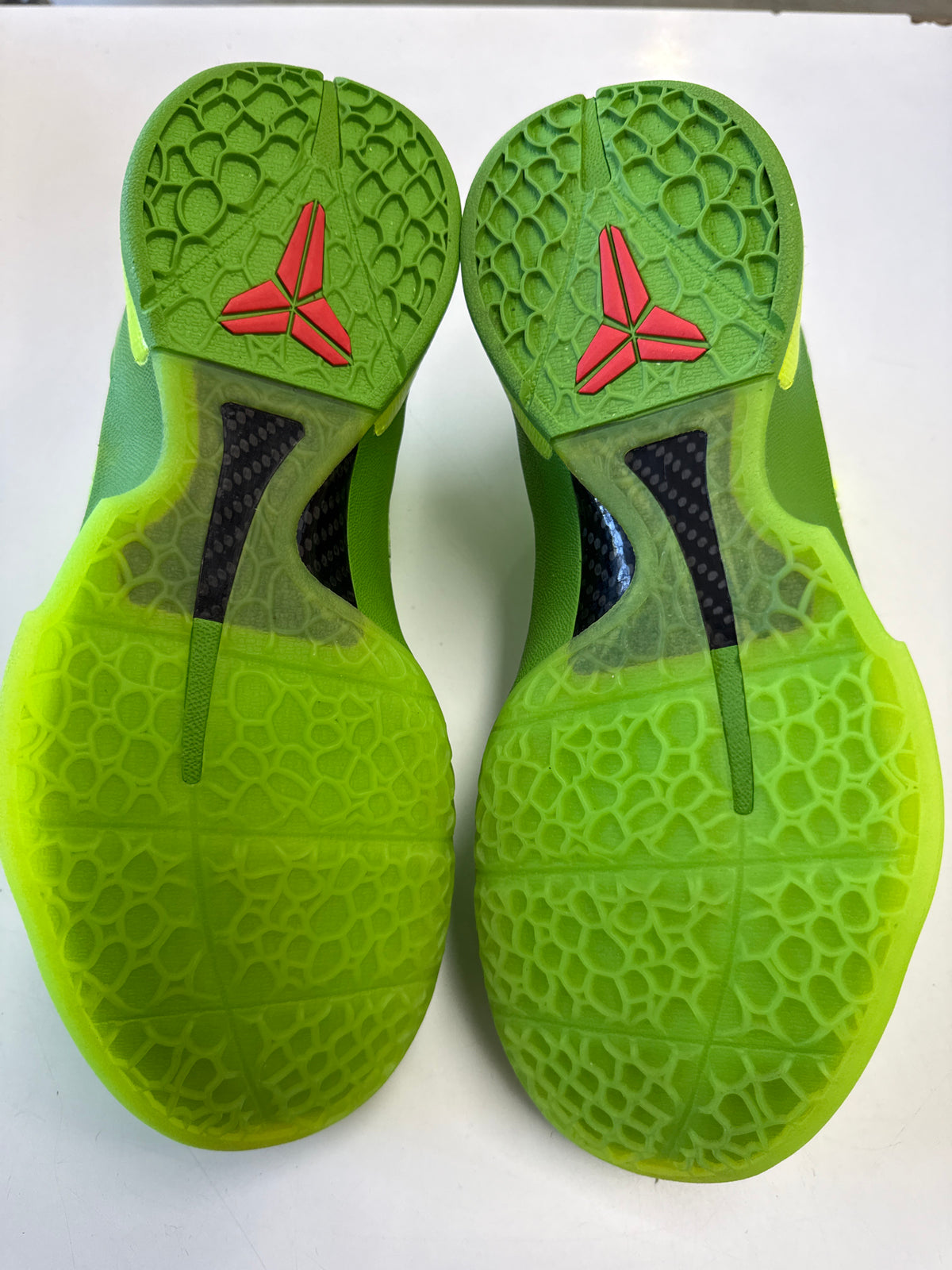 KOBE 6 PROTRO GRINCH 2020 - SIZE 8.5 (WORN) - SUPER CLEAN