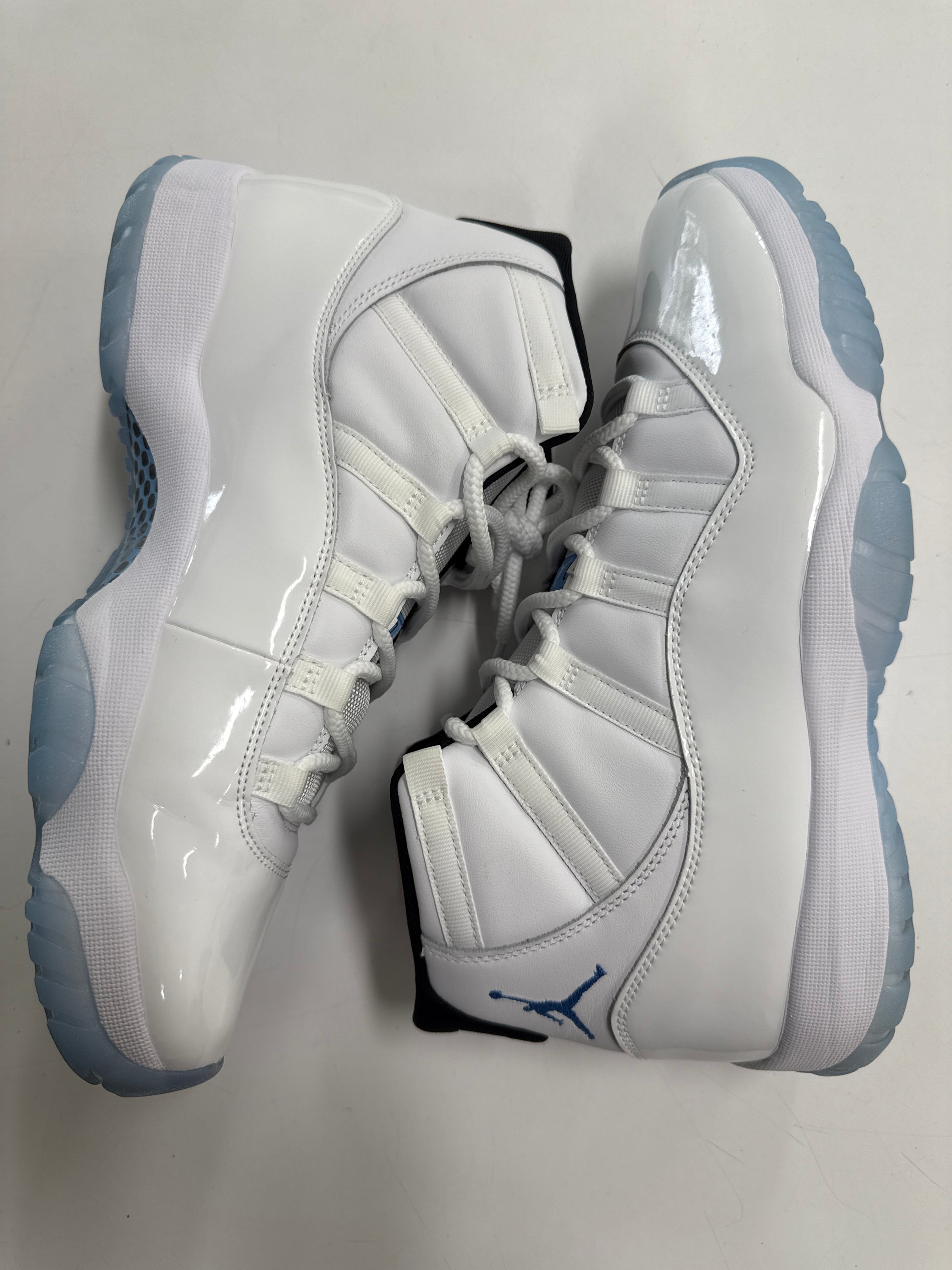AIR JORDAN 11 LEGEND BLUE 2024 - SIZE 11 (WORN)