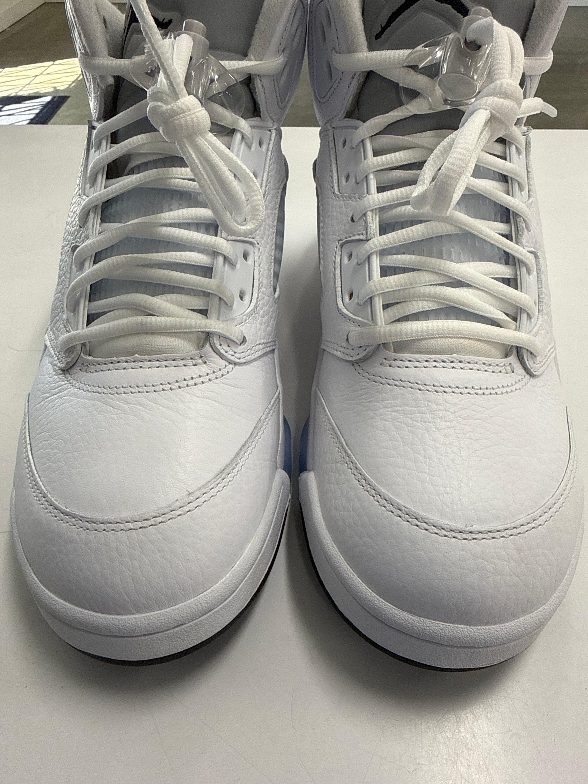 AIR JORDAN 5 WHITE METALLIC 2026 - SIZE 10.5 (WORN)
