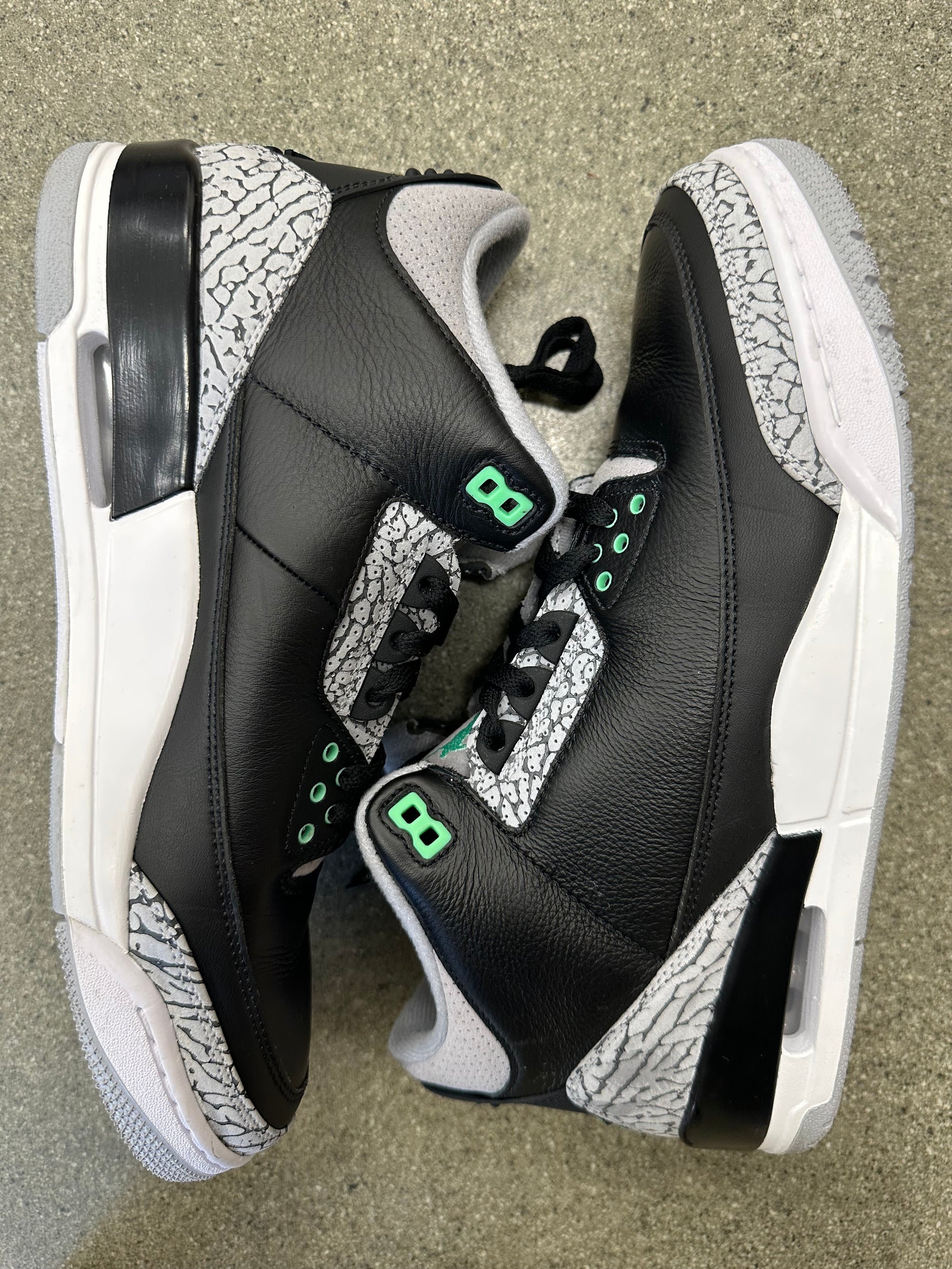 AIR JORDAN 3 GREEN GLOW - SIZE 11 (WORN)