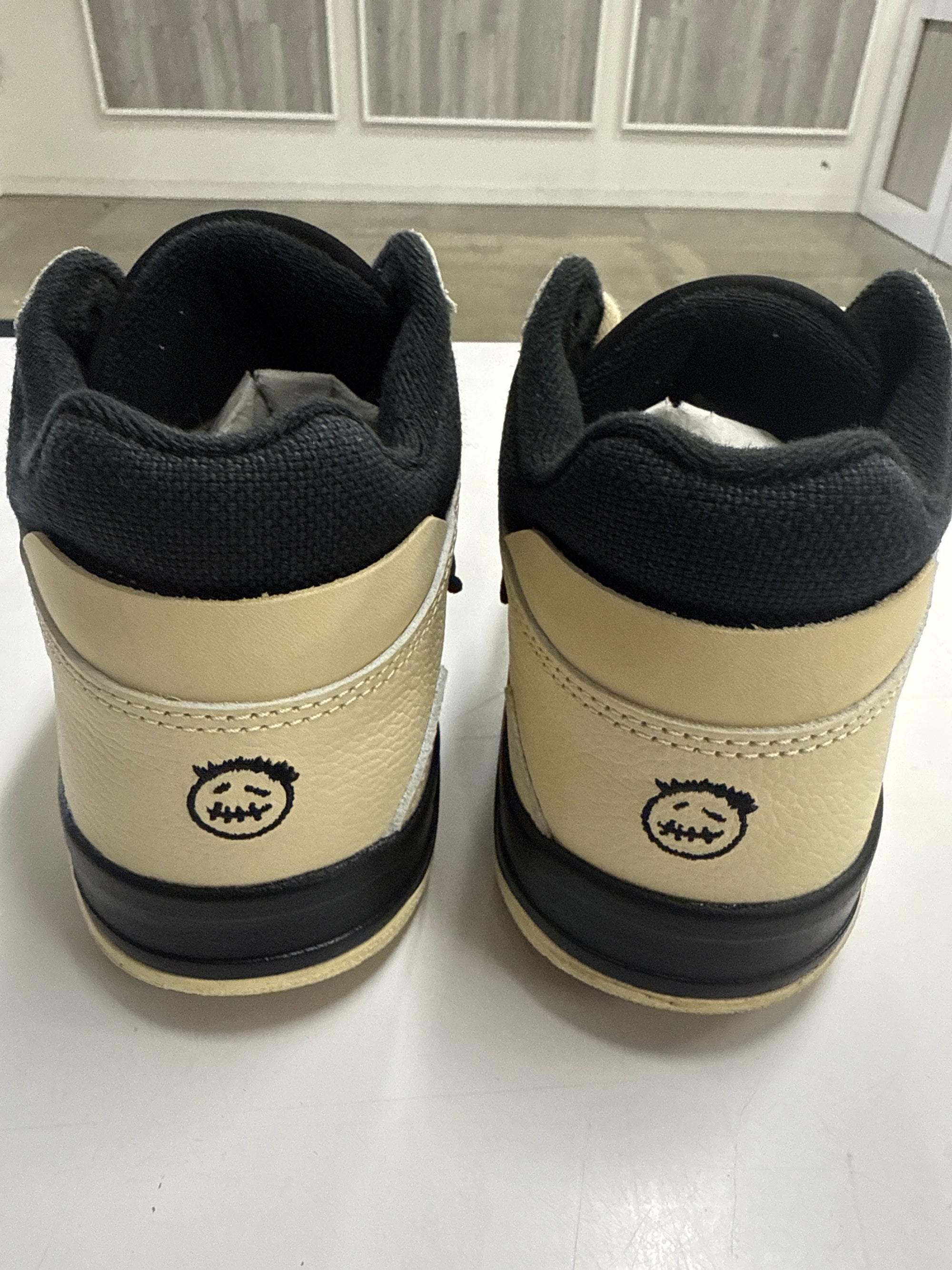 JORDAN JUMPMAN TRAVIS SCOTT BRIGHT CACTUS - SIZE 8.5 (WORN)