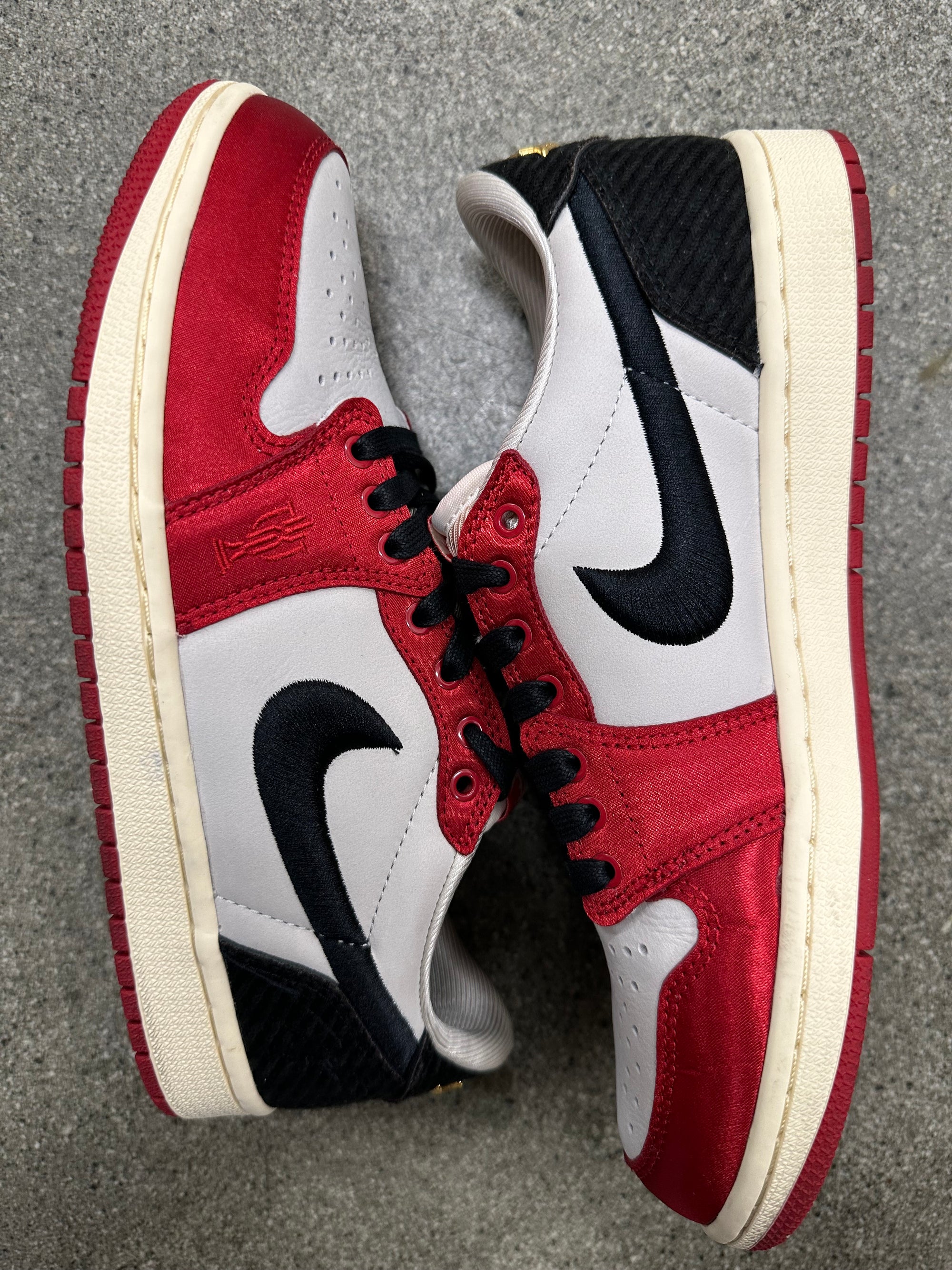 AIR JORDAN 1 LOW TROPHY ROOM - SIZE 8 (WORN)