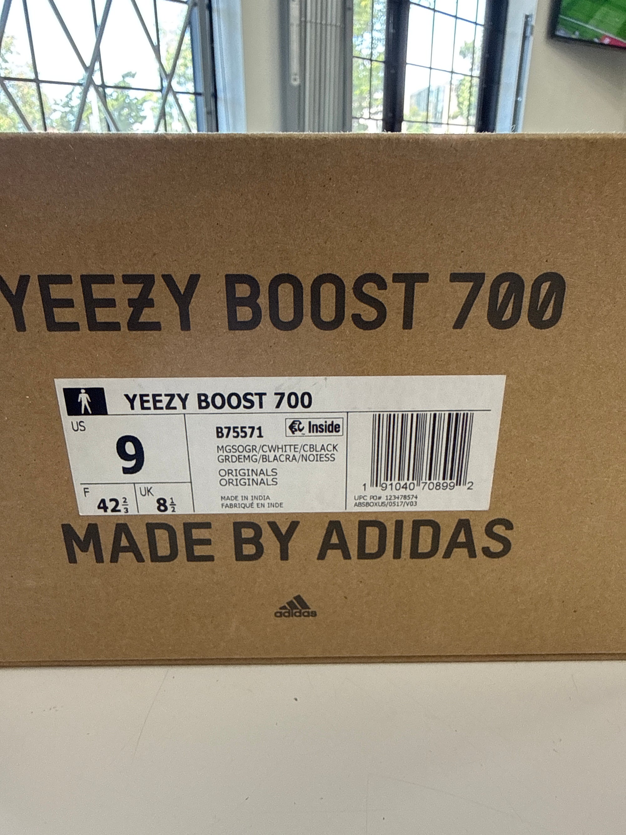 YEEZY BOOST 700 WAVE RUNNER - SIZE 9 (WORN)