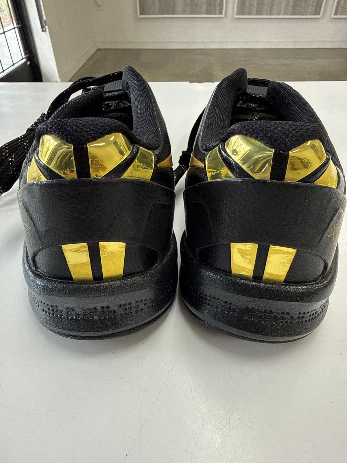 KOBE ELITE+ BLACK GOLD - SIZE 9 (WORN)