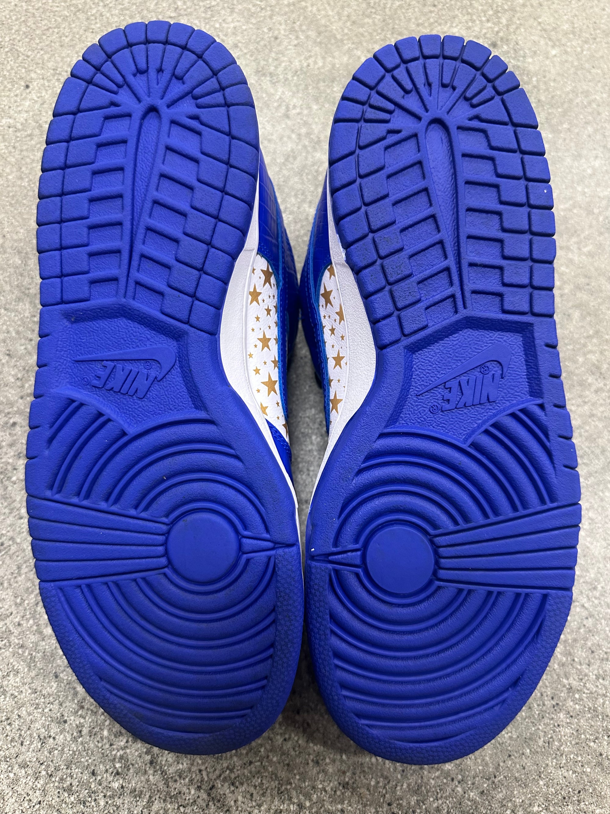 SB DUNK LOW SUPREME HYPER BLUE - SIZE 9.5 (WORN)