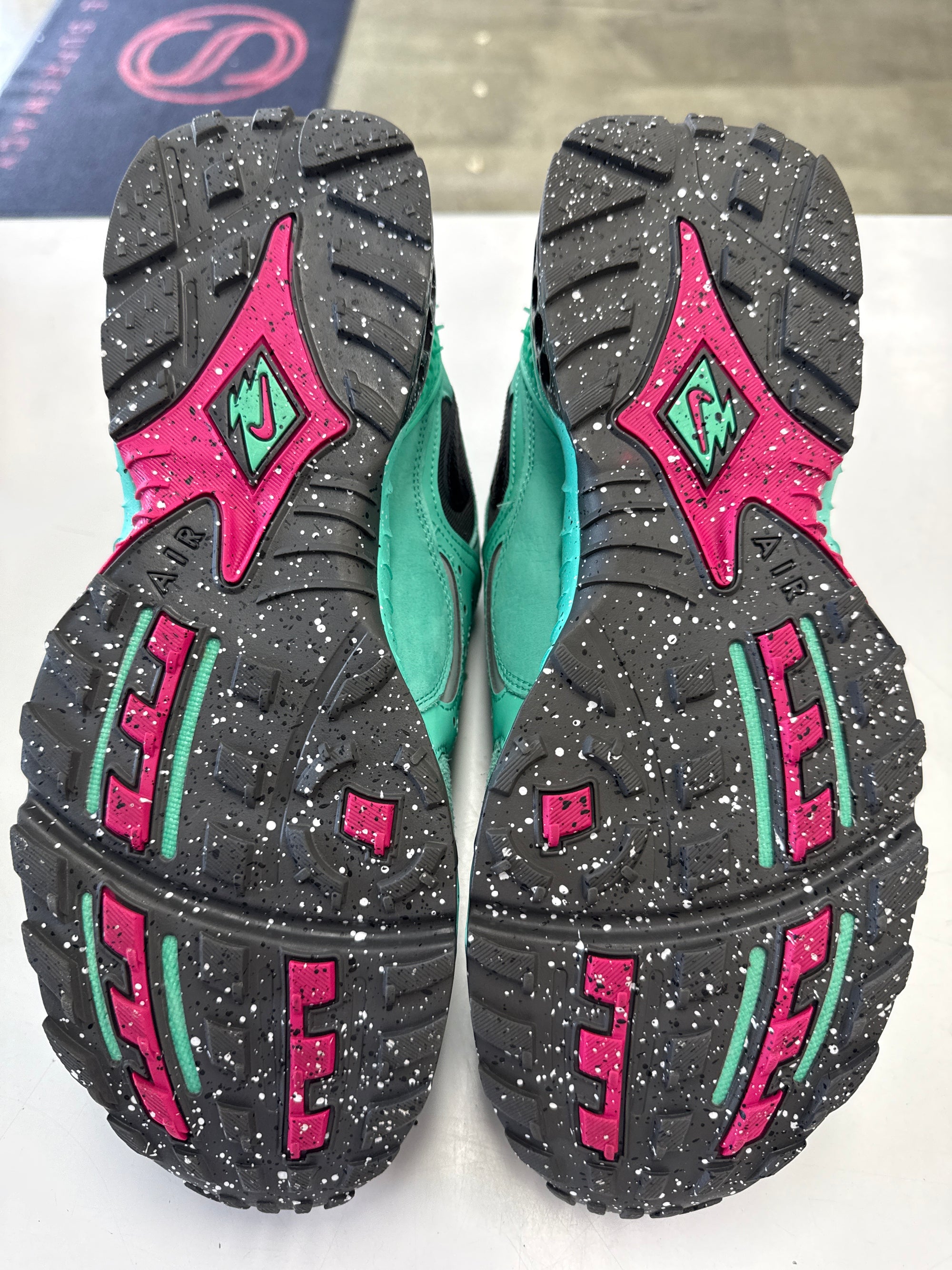 AIR TERRA HUMARA LIGHT MENTA - SIZE 10.5 (WORN) - SUPER CLEAN