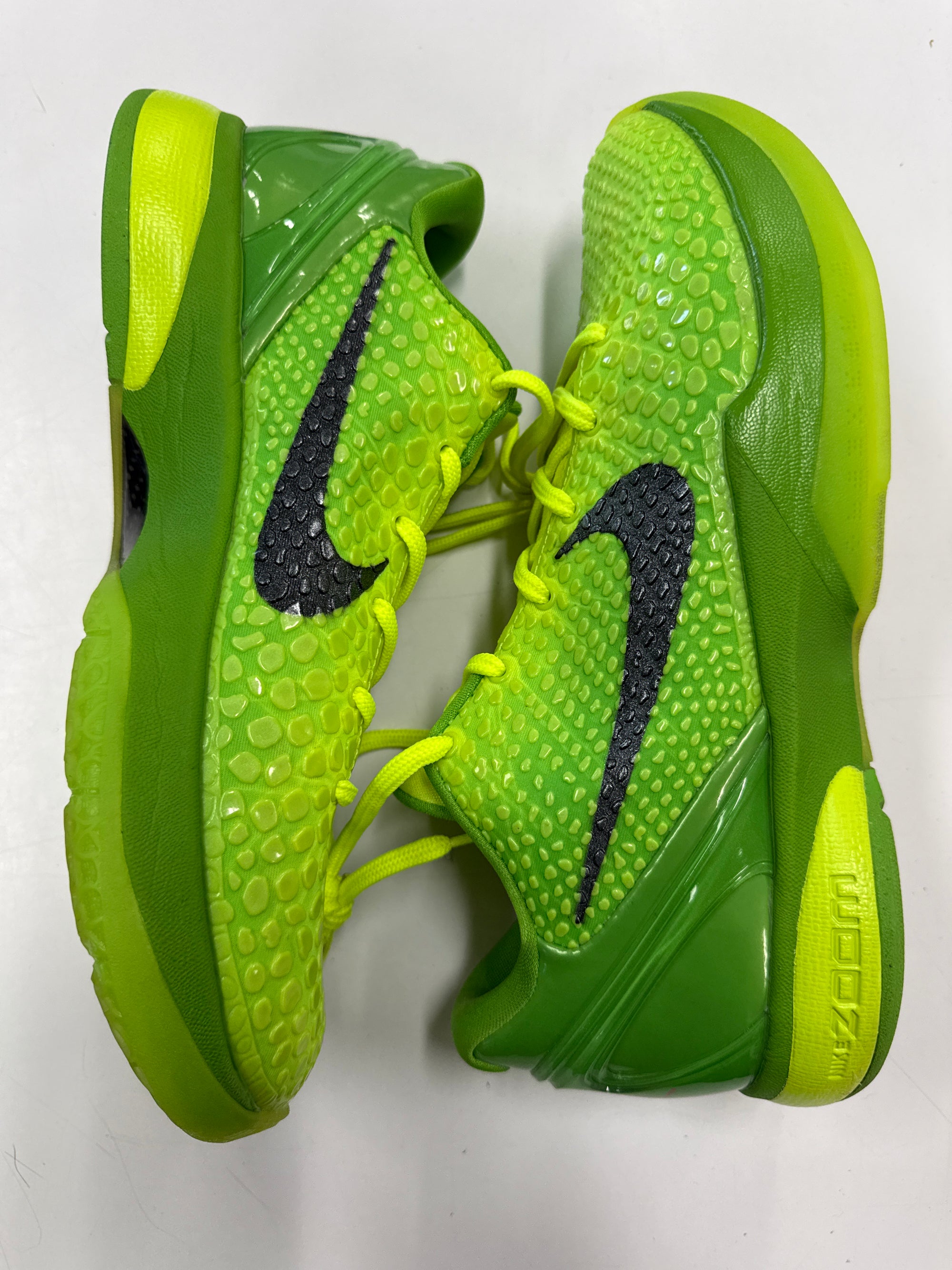 KOBE 6 PROTRO GRINCH - SIZE 10.5 (WORN)