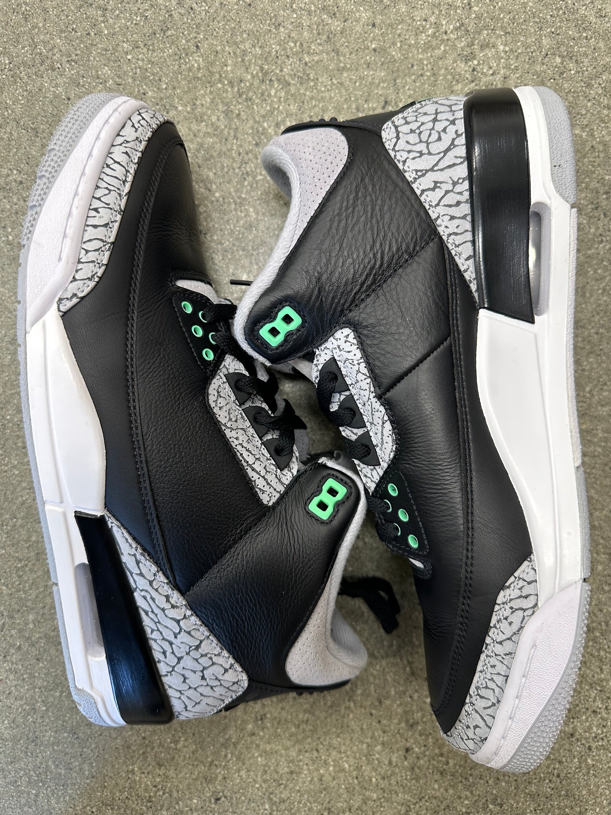 AIR JORDAN 3 GREEN GLOW - SIZE 11 (WORN)