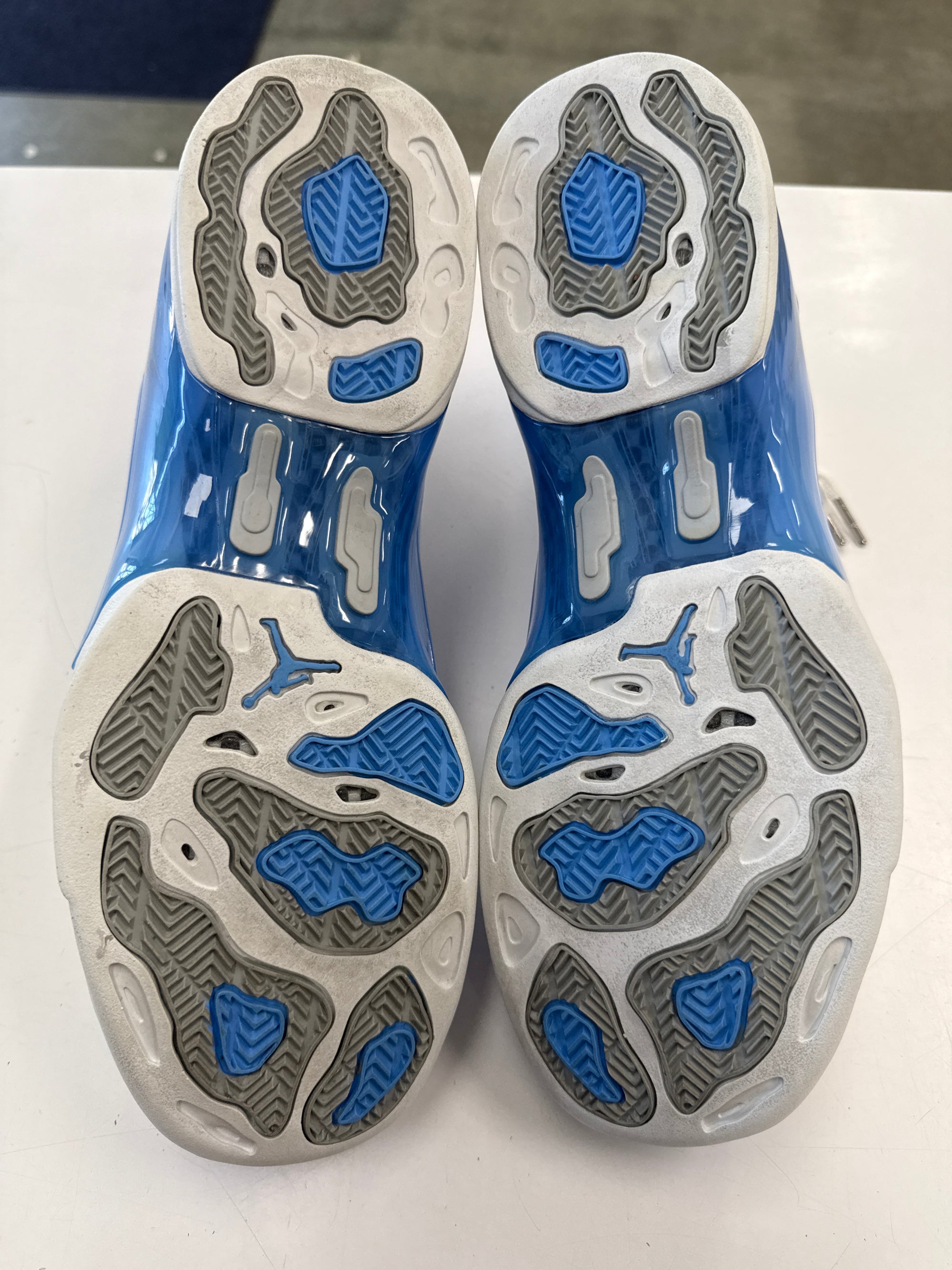 AIR JORDAN 17 UNIVERSITY BLUE 2024 - SIZE 11 (WORN) - SCRATCH ON TOE BOX / COMES IN SUITCASE
