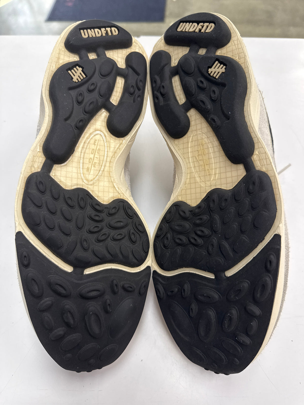 AIR ZOOM SPIRIDON UNDEFEATED PHANTOM - SIZE 10.5 (WORN)