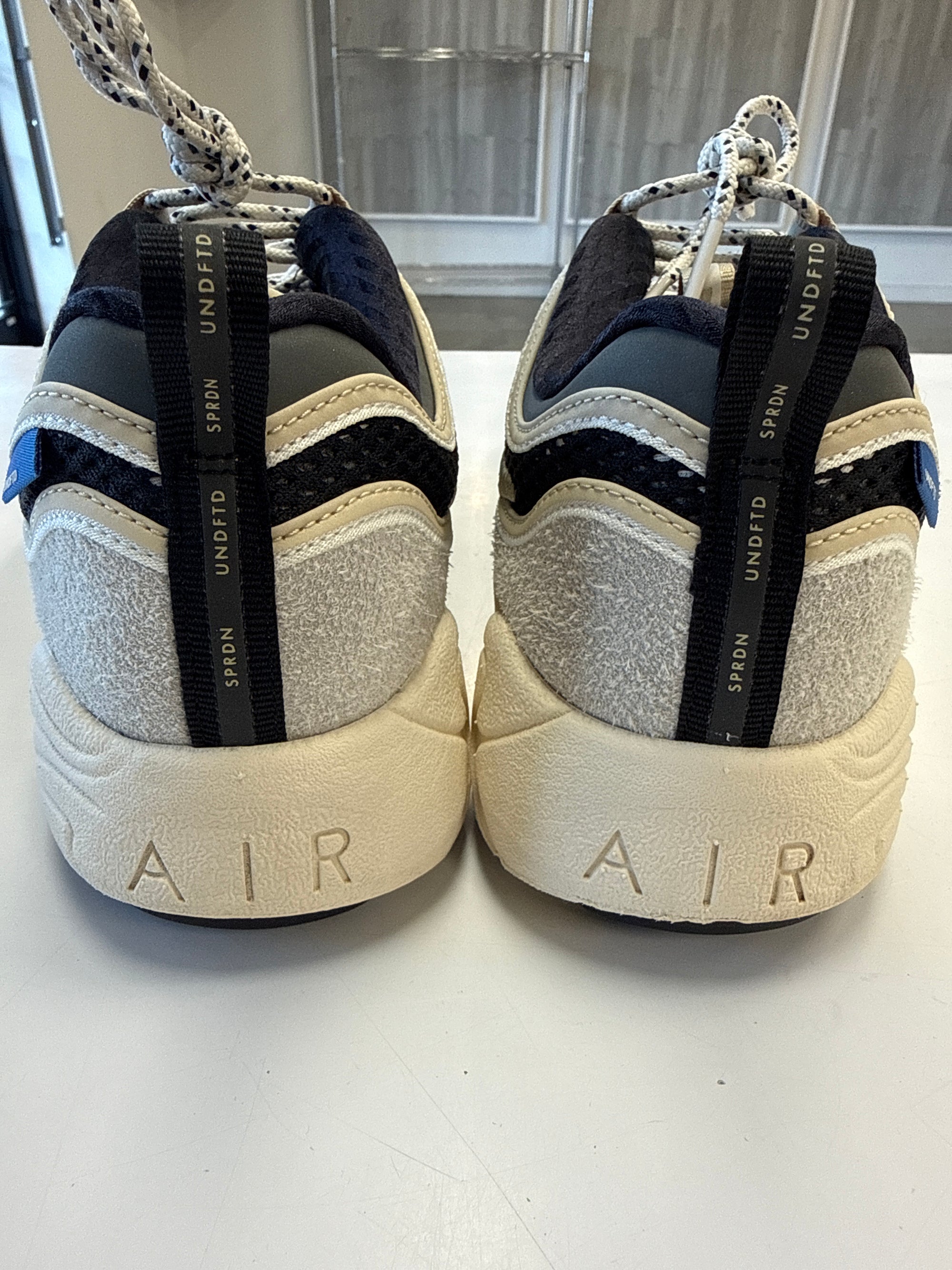 AIR ZOOM SPIRIDON UNDEFEATED PHANTOM - SIZE 8.5 (WORN)