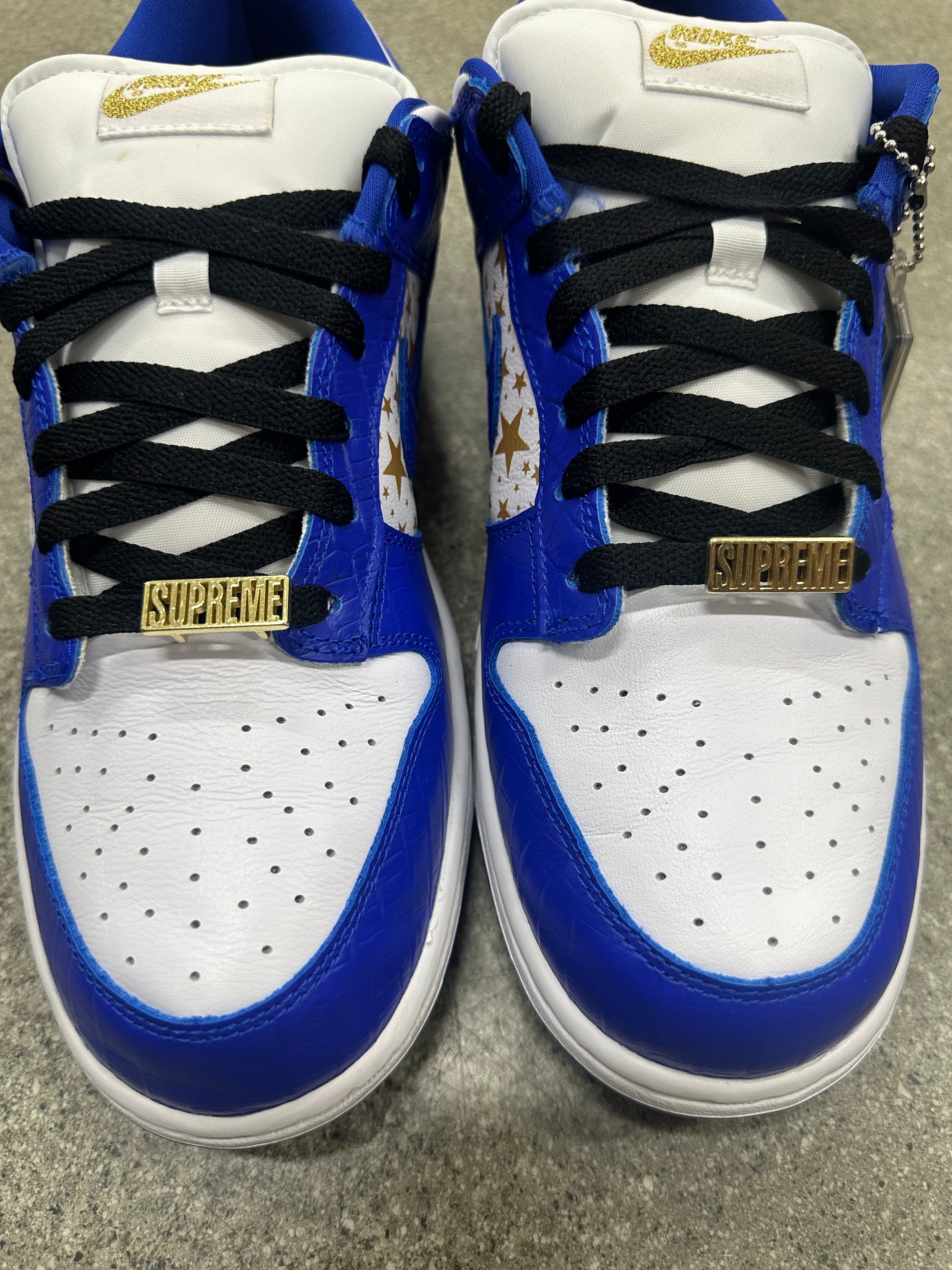 SB DUNK LOW SUPREME HYPER BLUE - SIZE 9.5 (WORN)