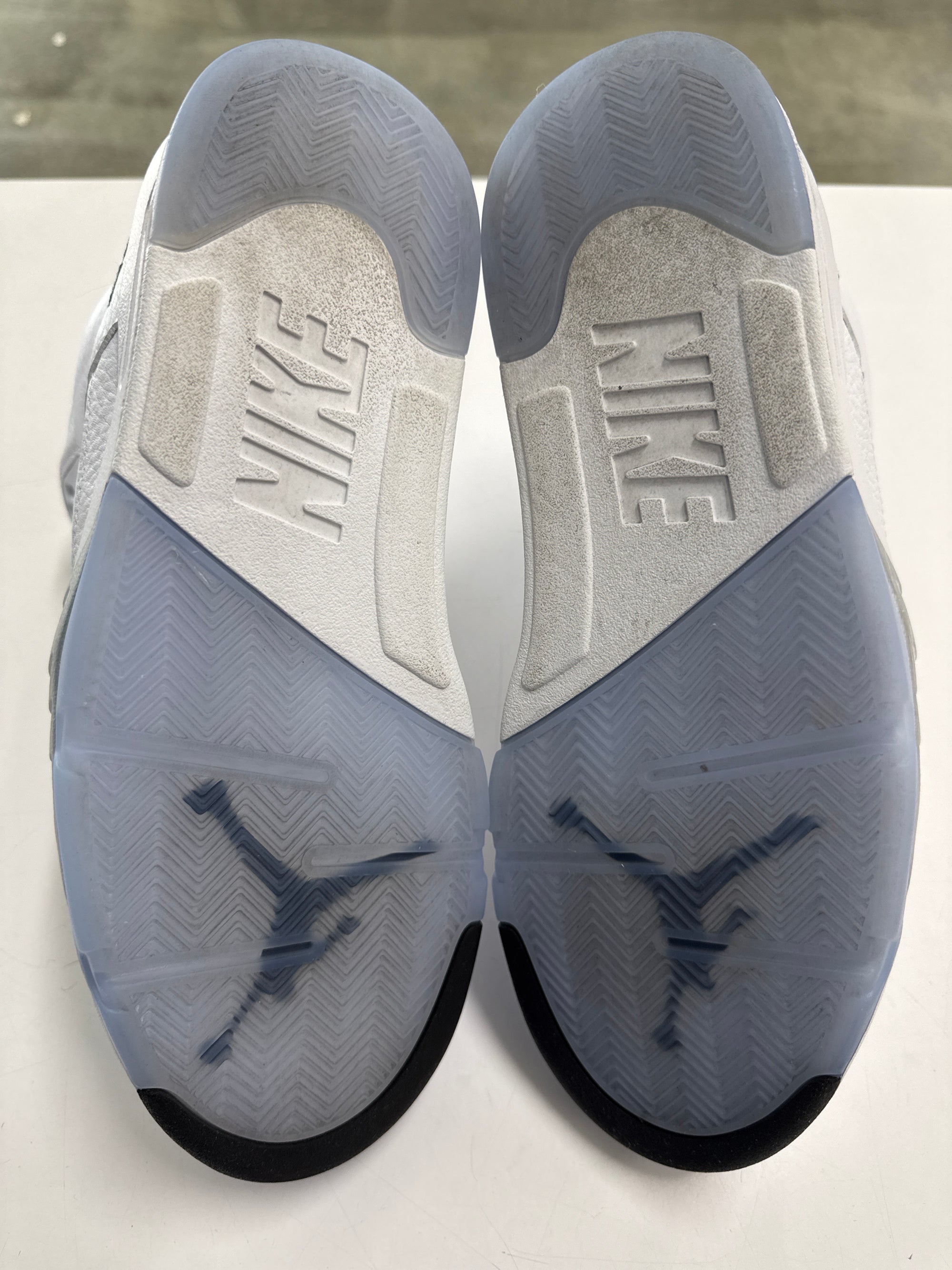 AIR JORDAN 5 WHITE METALLIC 2026 - SIZE 10.5 (WORN)