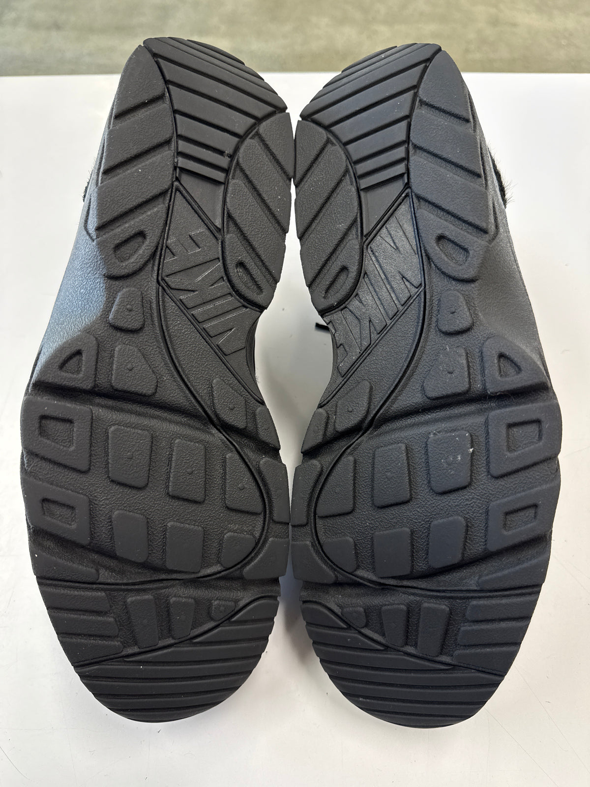 AIR TRAINER HUARACHE CORT BLACK - SIZE 11 (WORN)