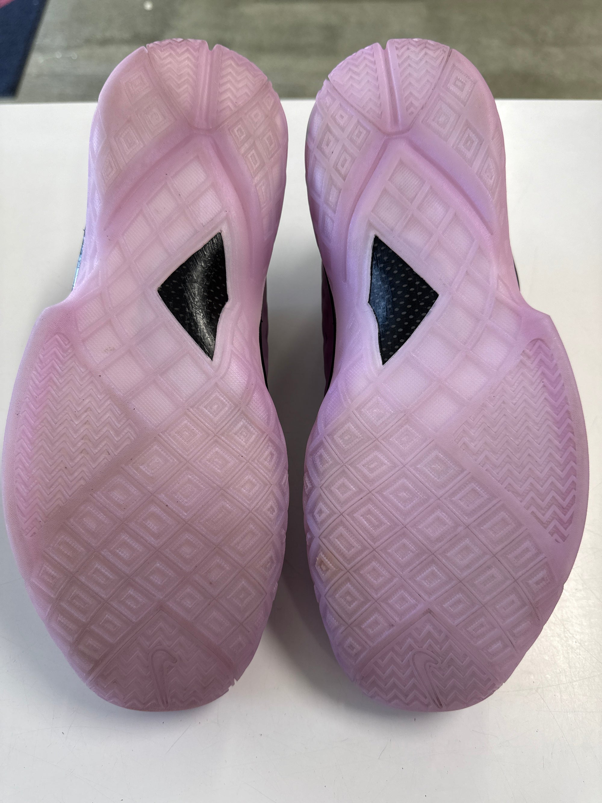 KOBE 3 LOW PROTRO PINK QUARTZ - SIZE 11 (WORN)