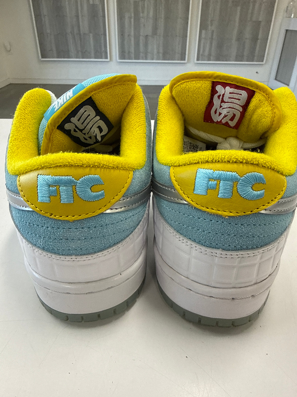 SB DUNK LOW FTC LAGOON PULSE - SIZE 11 (WORN)