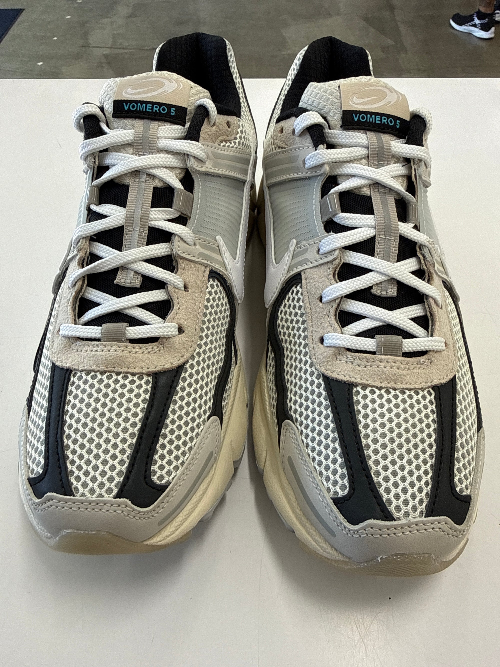 ZOOM VOMERO 5 SUPERSONIC LIGHT BONE BLACK - SIZE 9.5 (WORN)