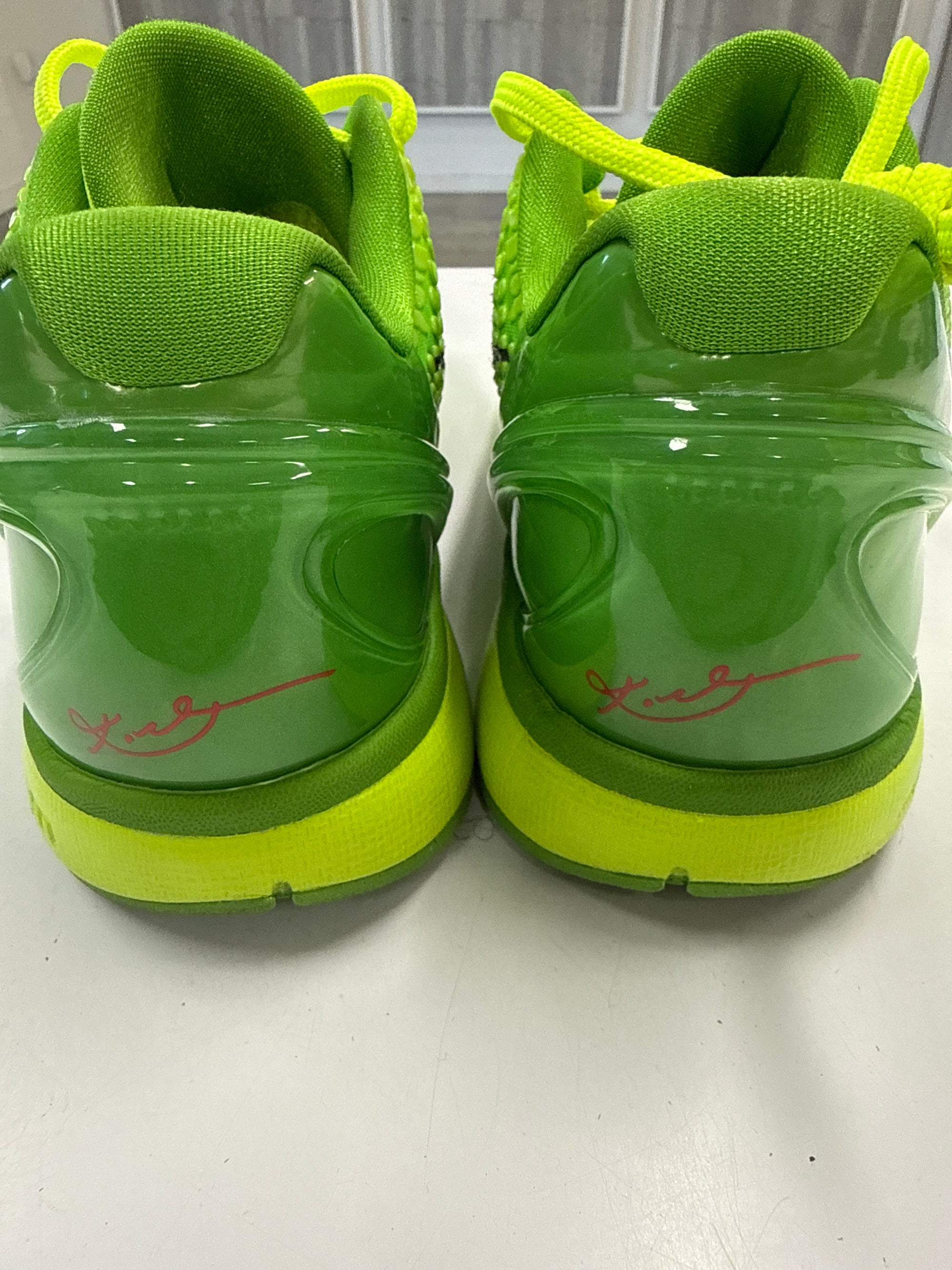 KOBE 6 PROTRO GRINCH - SIZE 10.5 (WORN)