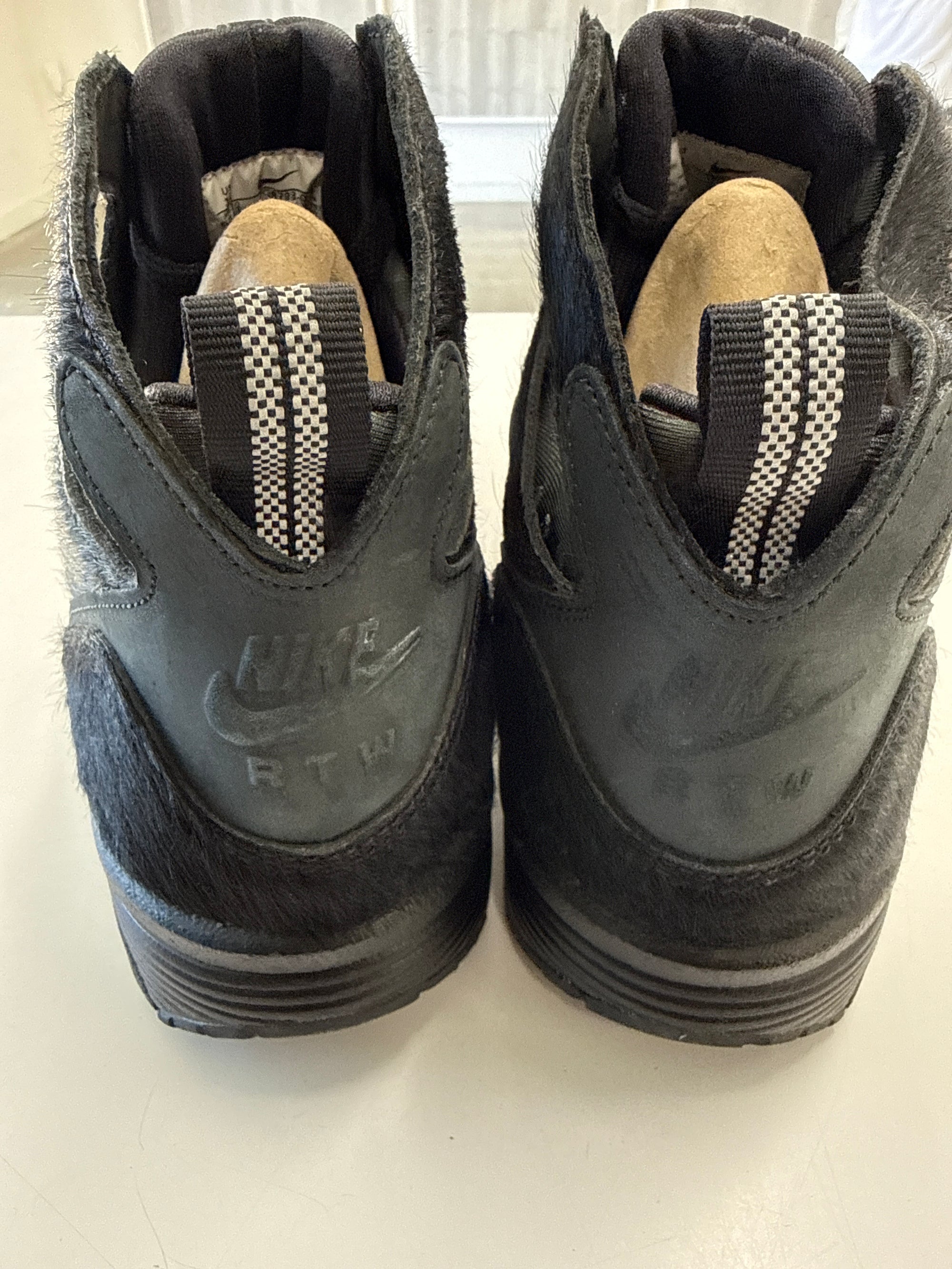 AIR TRAINER HUARACHE BLACK - SIZE 11 (WORN) - SUPER CLEAN