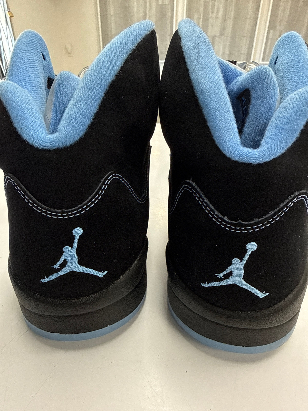 AIR JORDAN 5 BLACK UNIVERSITY BLUE 2026 - SIZE 13 (WORN)